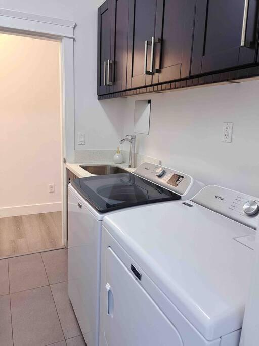 Si & Daniel Home Near YVR Airport & Skytrain Separate Entry Free Parking