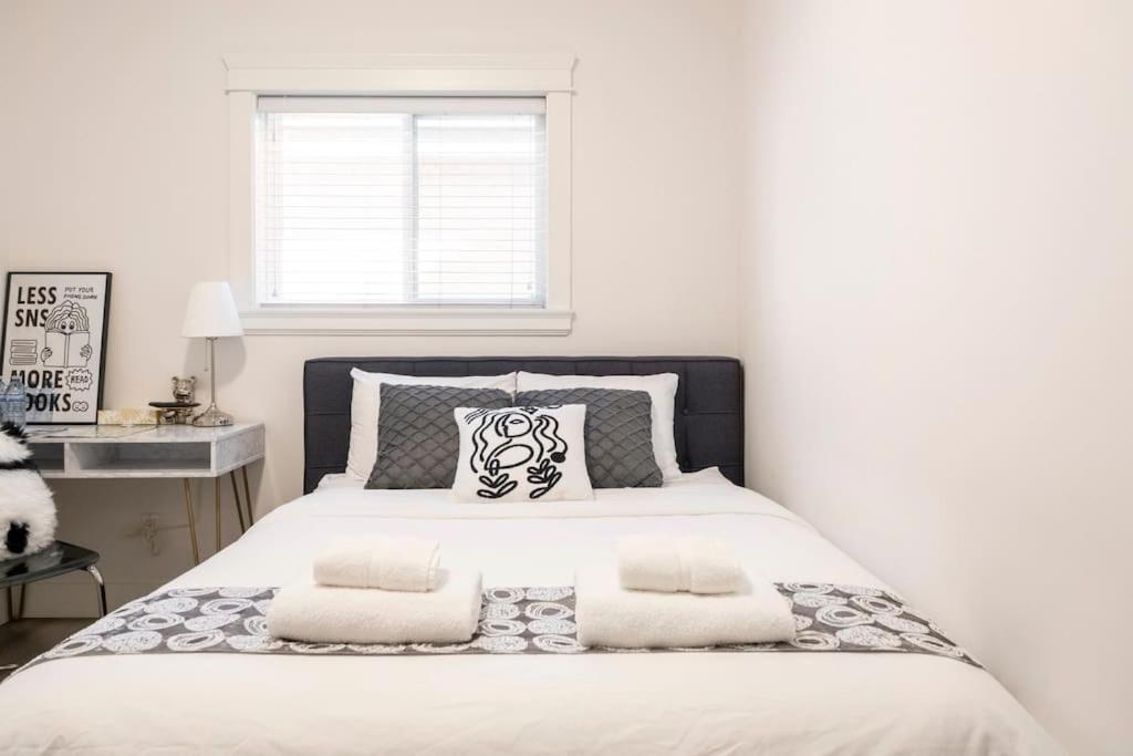 Si & Daniel Home Near YVR Airport & Skytrain Separate Entry Free Parking