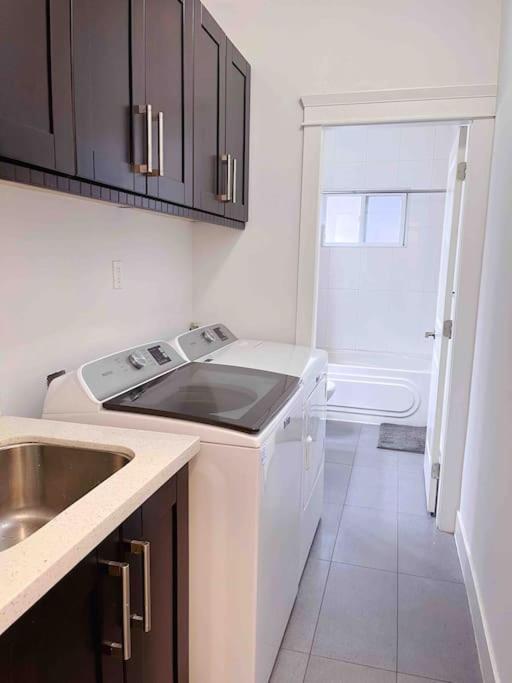 Si & Daniel Home Near YVR Airport & Skytrain Separate Entry Free Parking