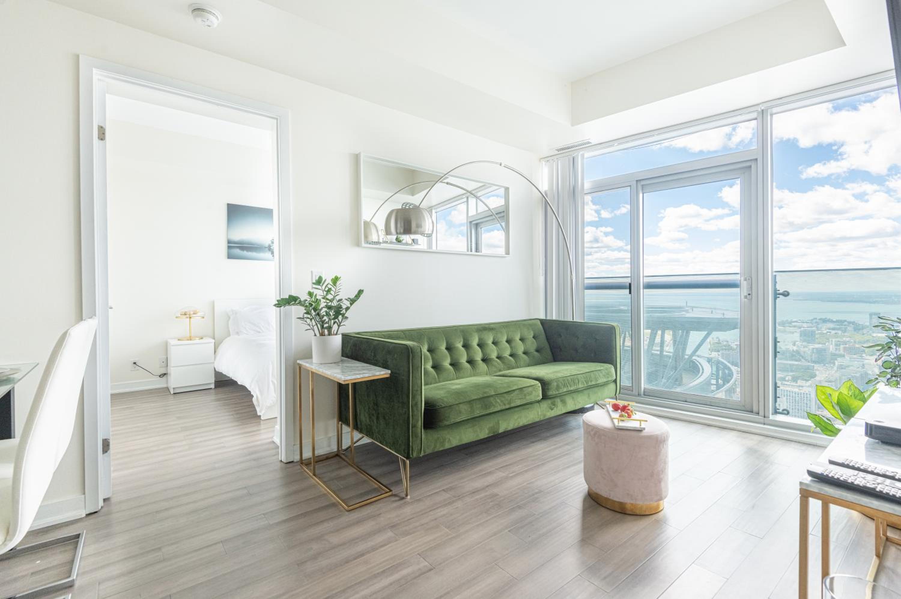 Beautiful Luxurious Modern Condo With Breathtaking Views