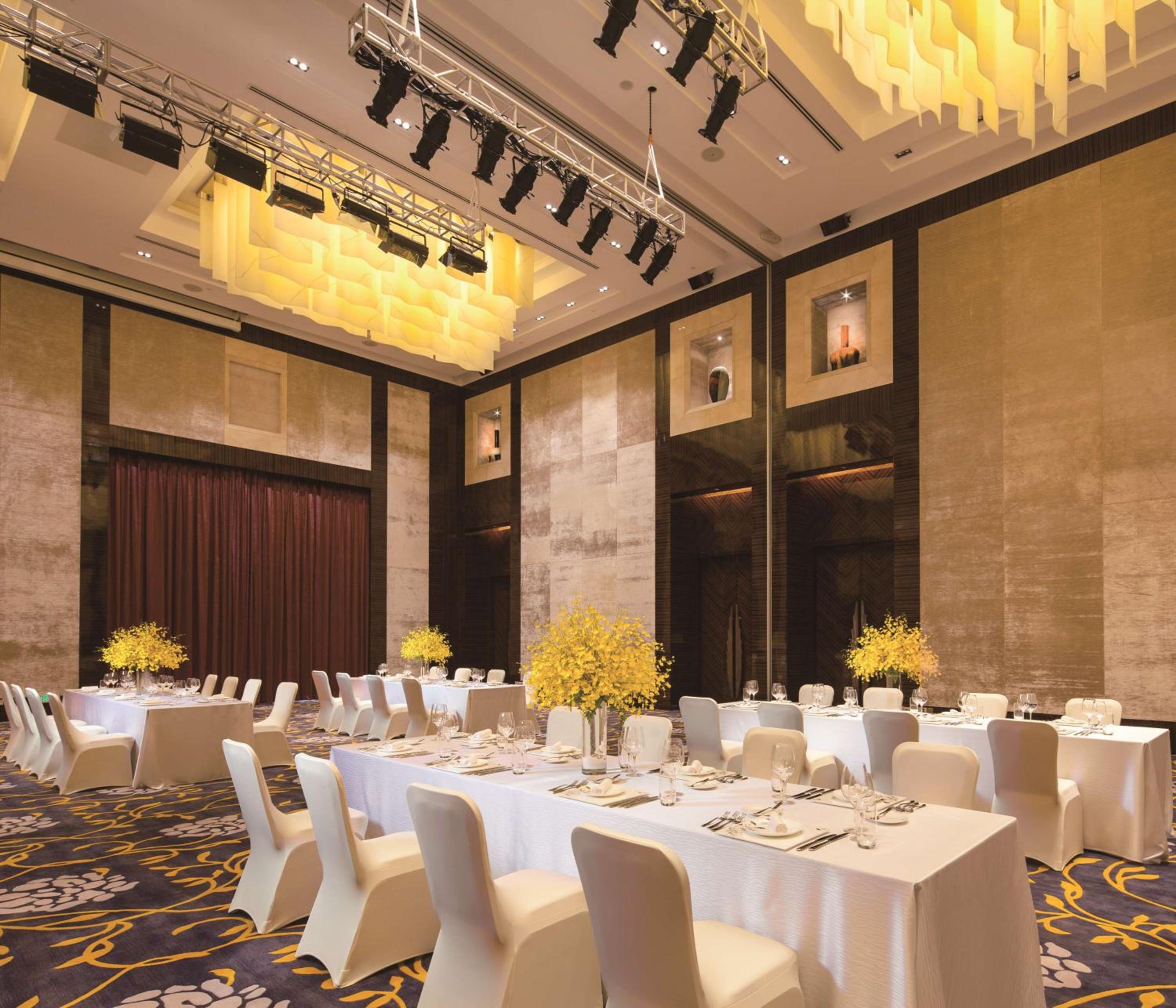 Thousand Cranes Sanya Yazhou Bay Int'l Exchange Centre,Curio by Hilton