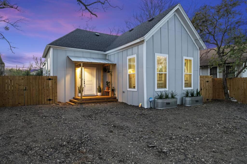 Hotel Cowboy Pool 2 mins 2 Silos & Cameron Park - Image 1