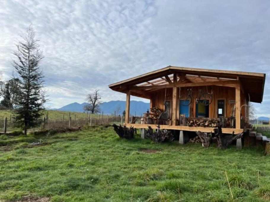 Preciosa cabaña pet friendly con vista a volcanes Villarica y Choshuenco, cerca Termas