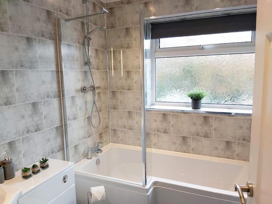 Croeso; Cosy and ideally located for mountains and beaches