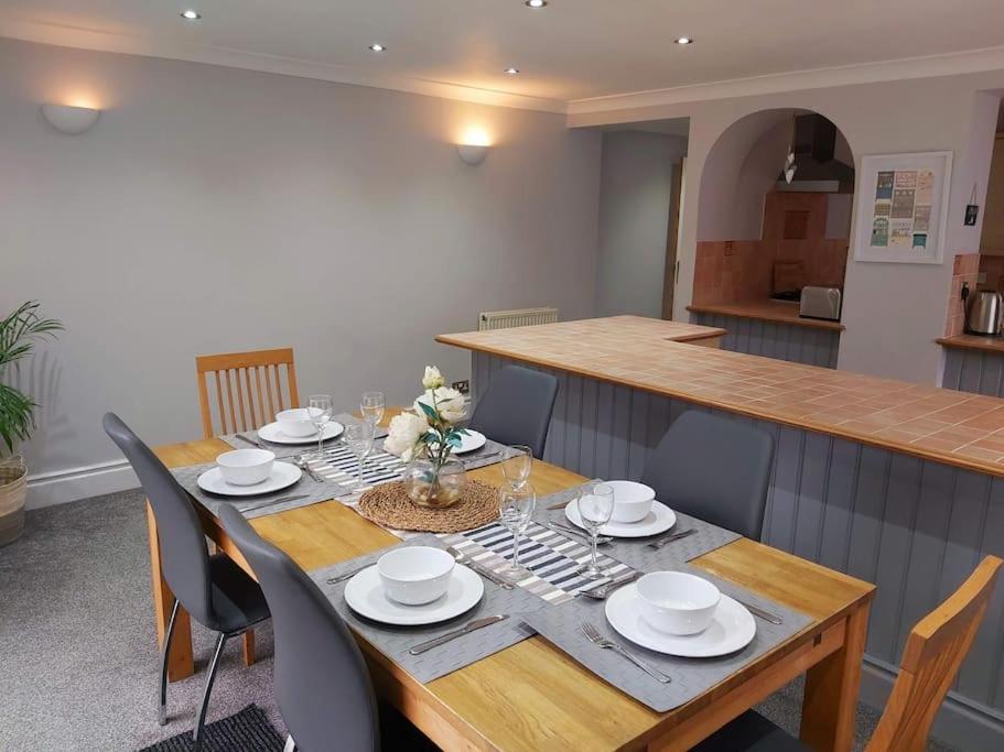 Croeso; Cosy and ideally located for mountains and beaches