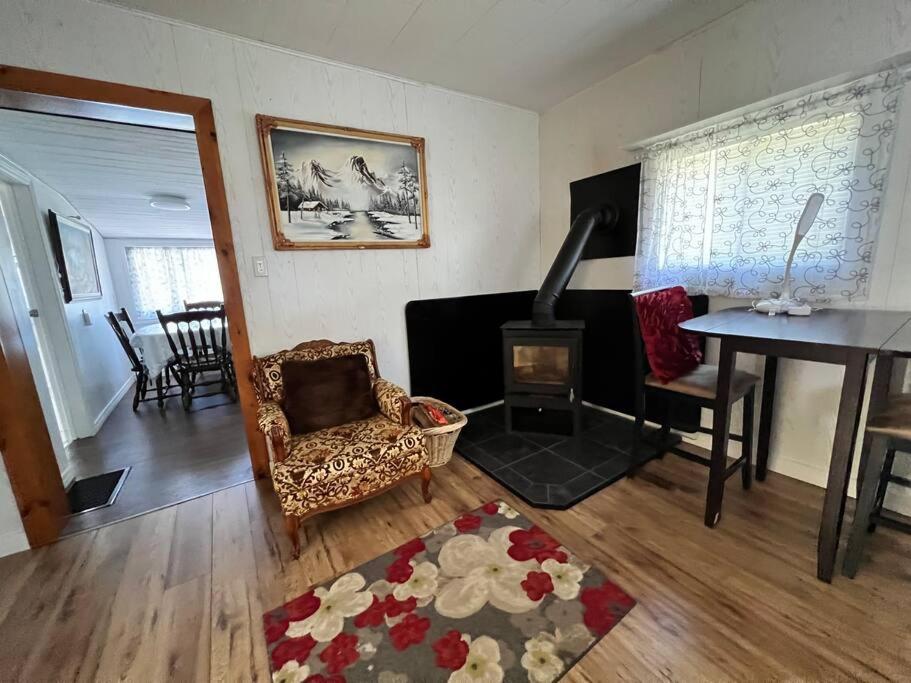 Relaxing Riverside Getaway with a Cozy Fireplace