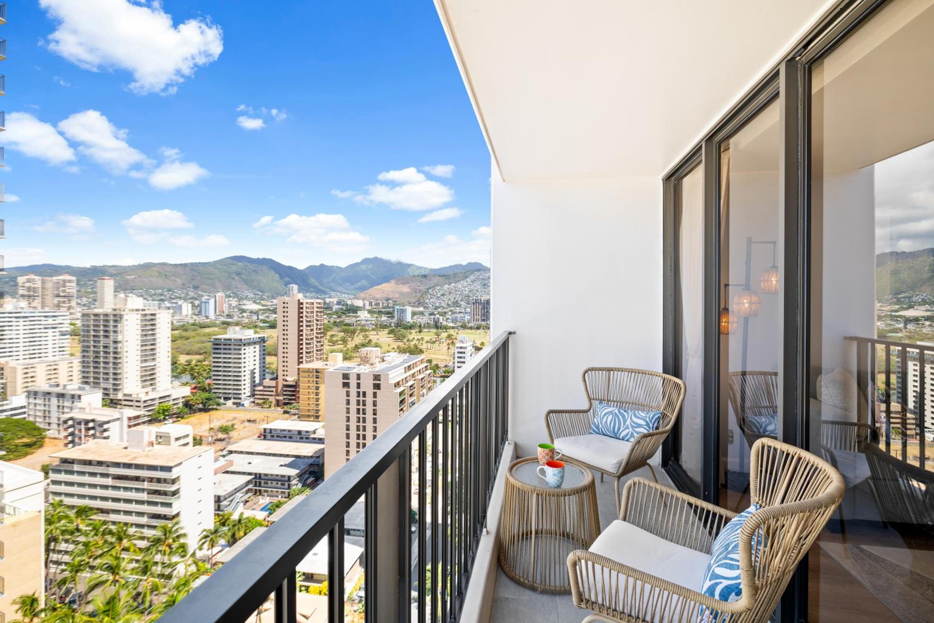 25th Floor Ocean View, Steps to Waikiki Beach, Free Parking view 4