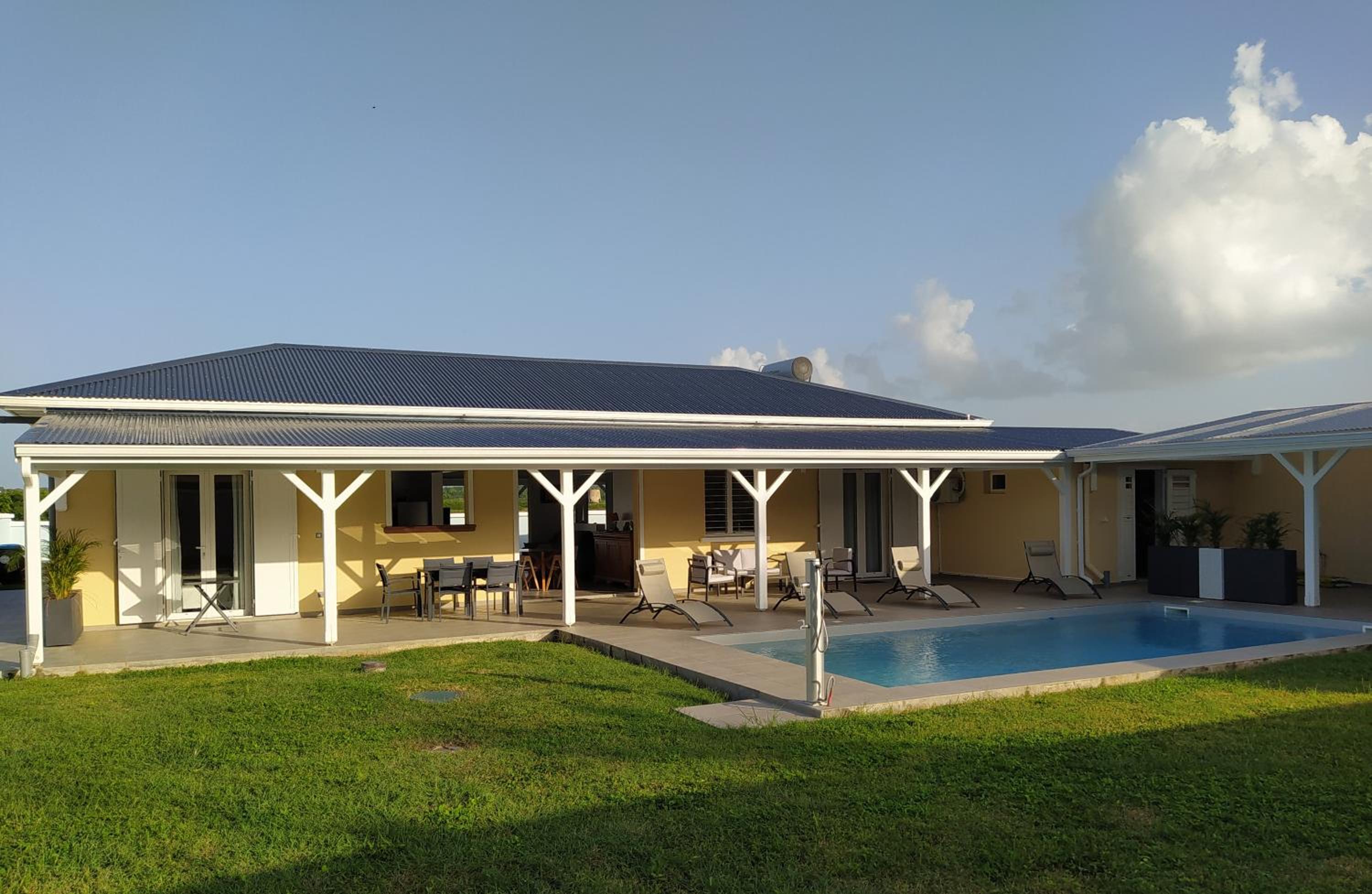 Villa Créoléna - Chambres d'hôtes avec piscine - option kitchenette - proche plage - calme absolu - Nord Grande-Terre