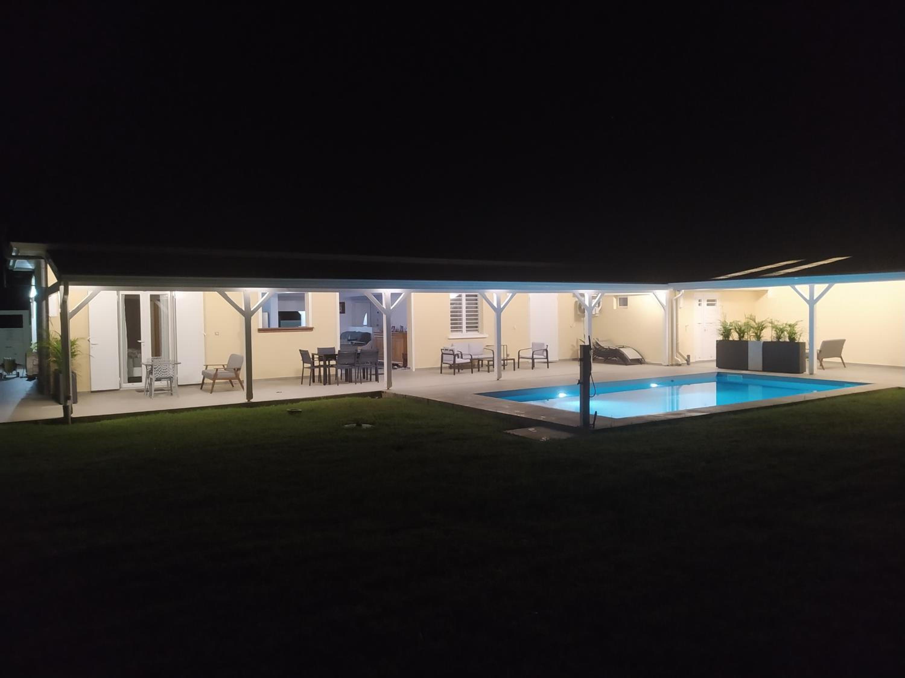 Villa Créoléna - Chambres d'hôtes avec piscine - option kitchenette - proche plage - calme absolu - Nord Grande-Terre