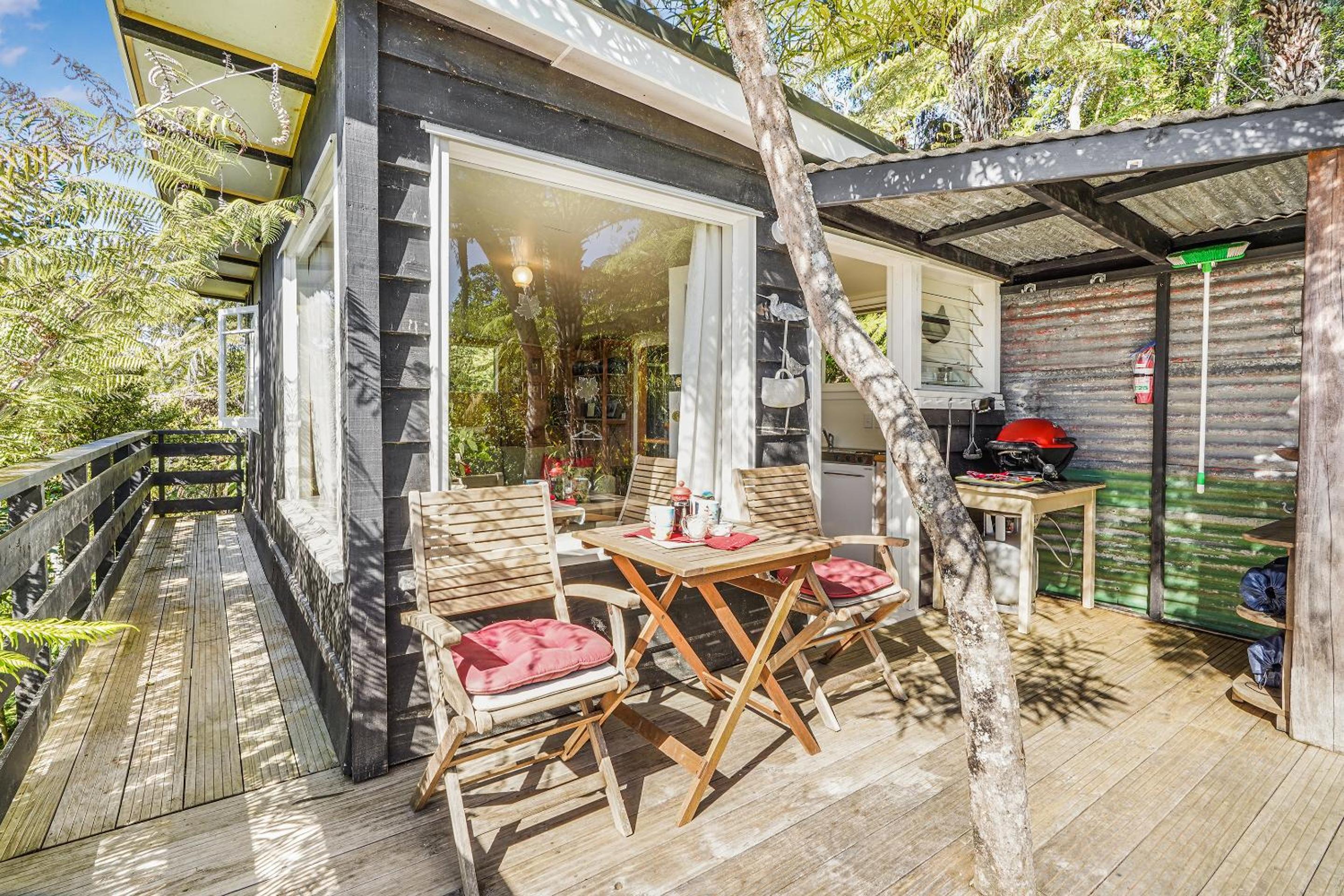 The Treehouse - Raglan Holiday Studio view 3