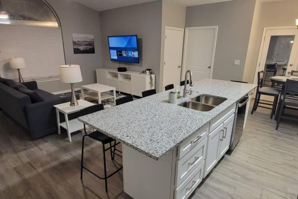 Remodeled home in Horizon city view 2