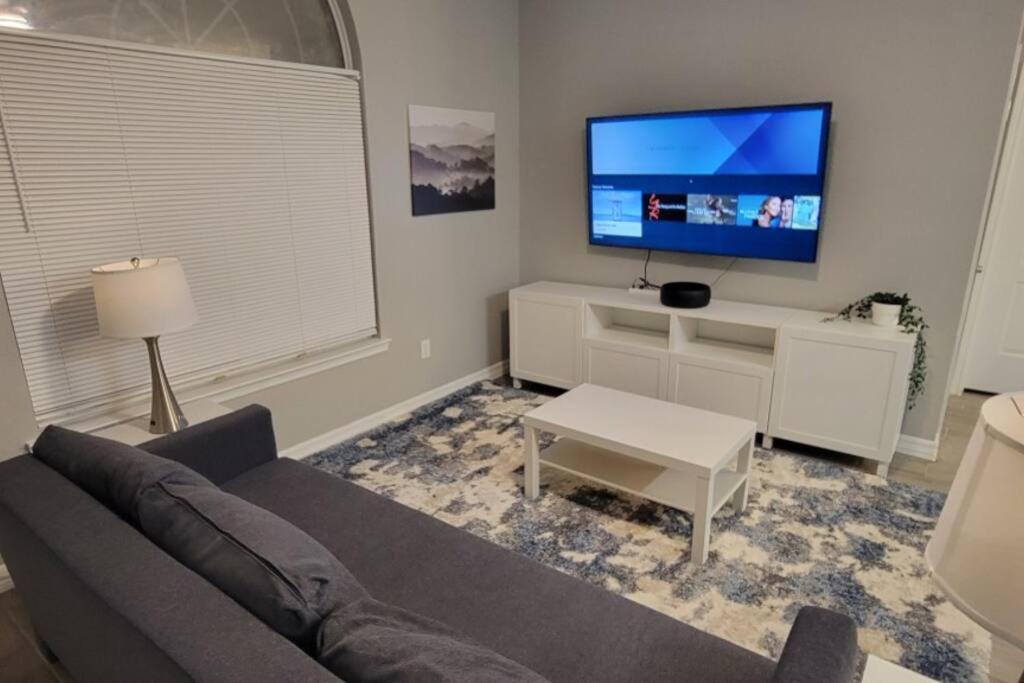 Remodeled home in Horizon city view 4
