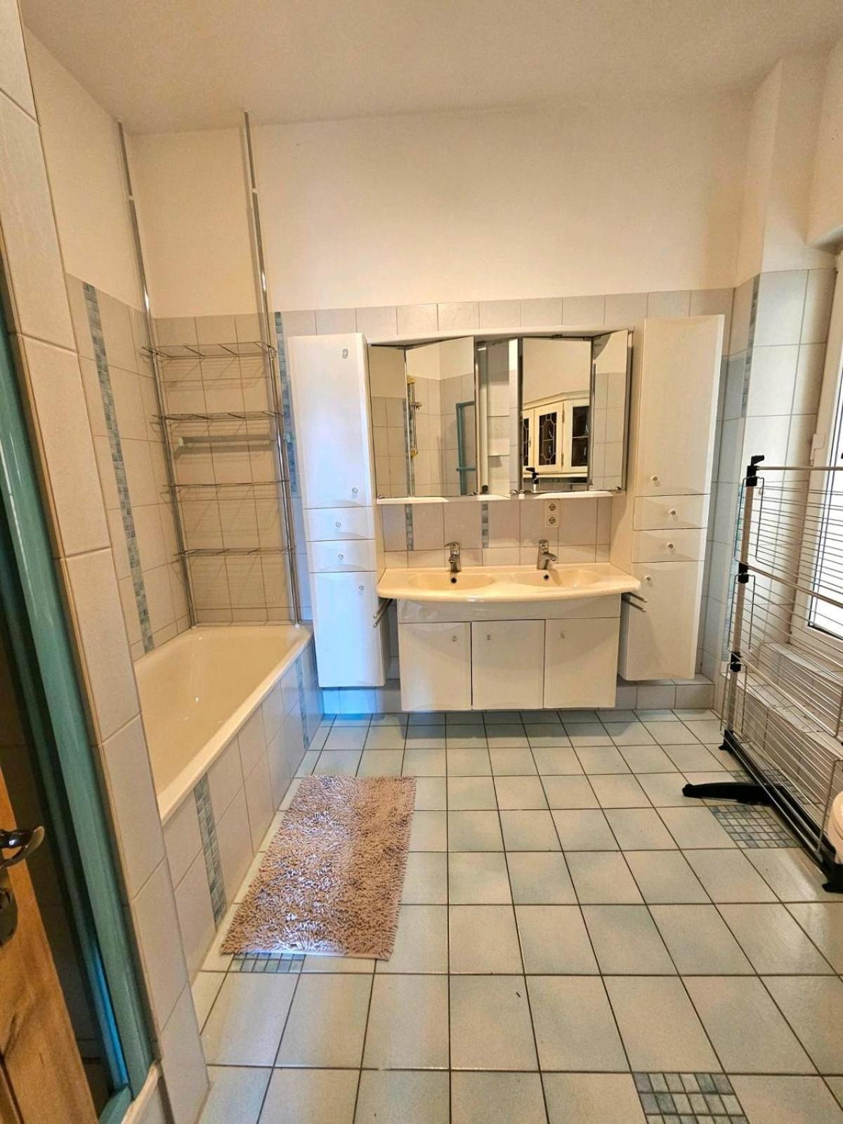 135qm 4 Zimmer Ferienwohnung in Stadtnähe, Wintergarten Parkplatz