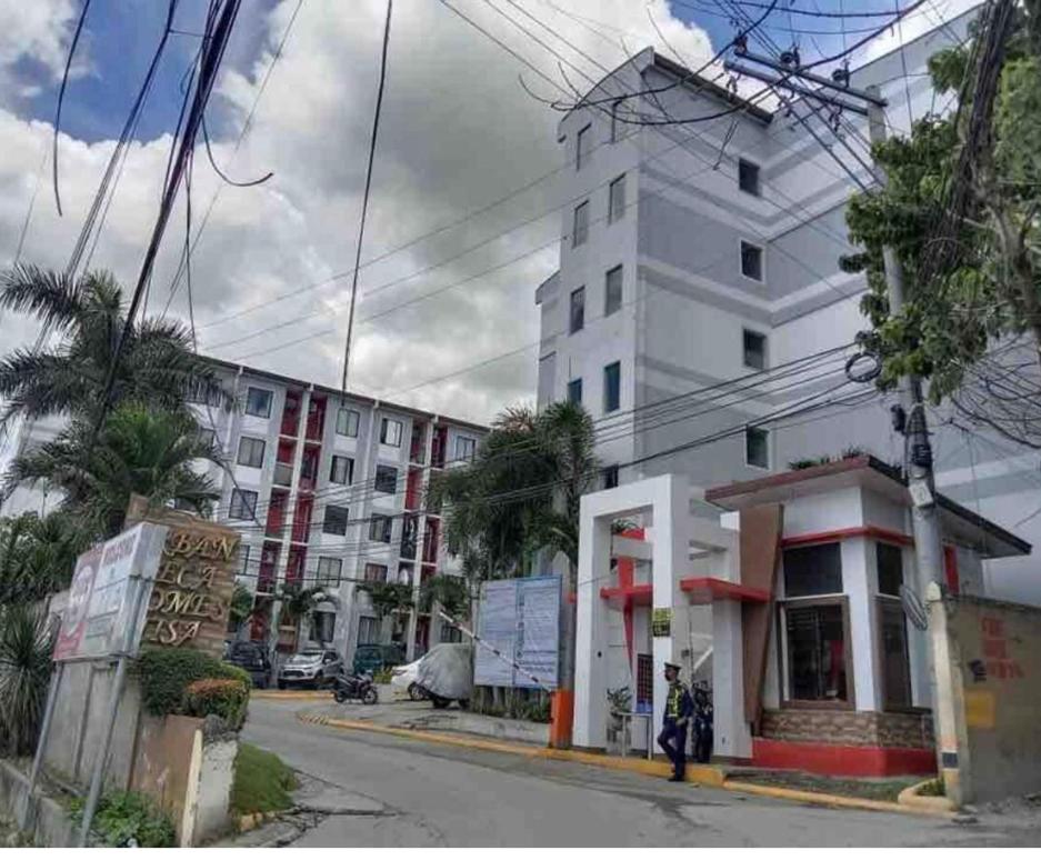 Cebu City 2 Bedroom Condo Unit-WIFI-A/C-Hot Shower (U404) view 3