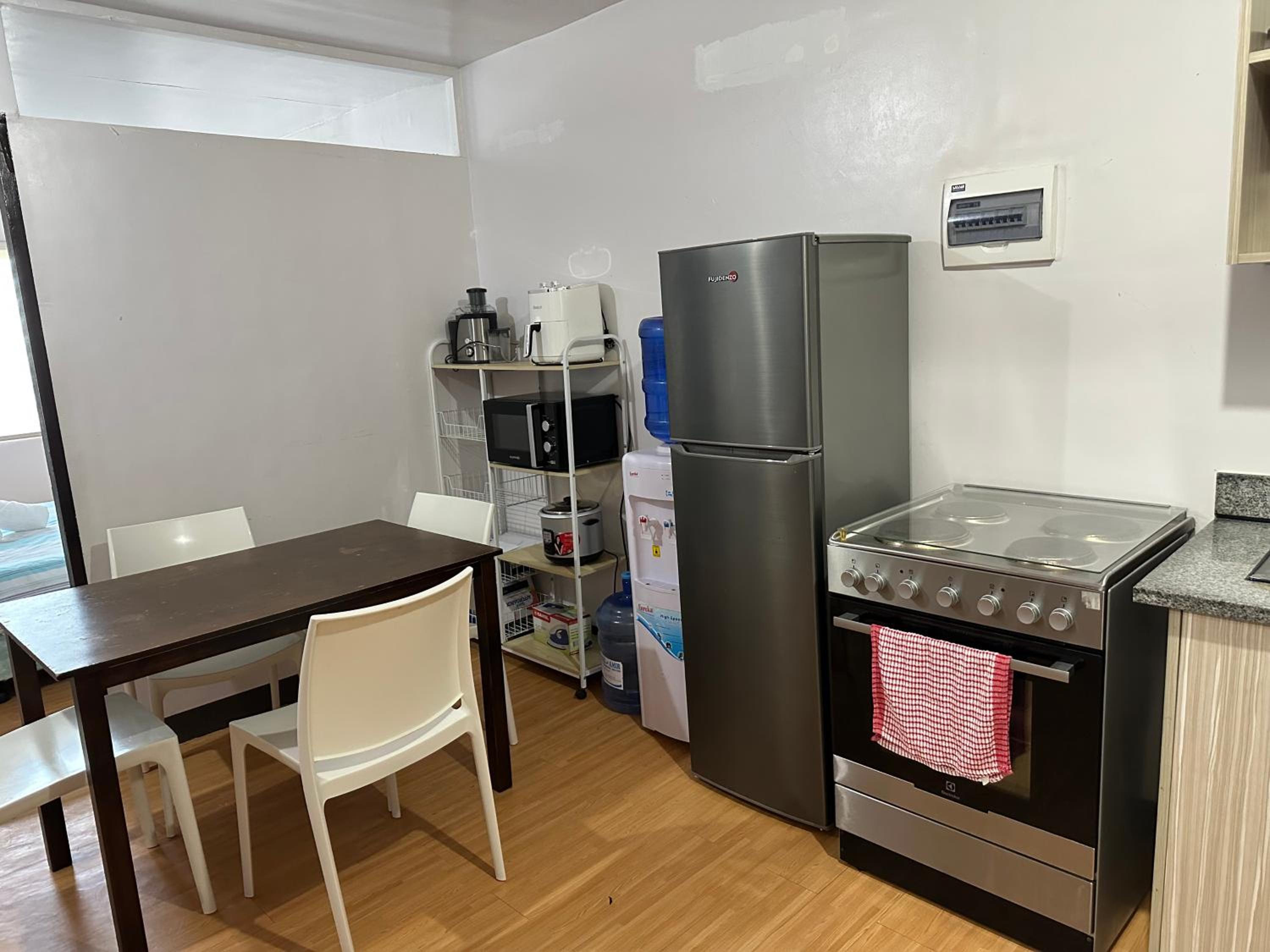 Cebu City 2 Bedroom Condo Unit-WIFI-A/C-Hot Shower (U404) view 5