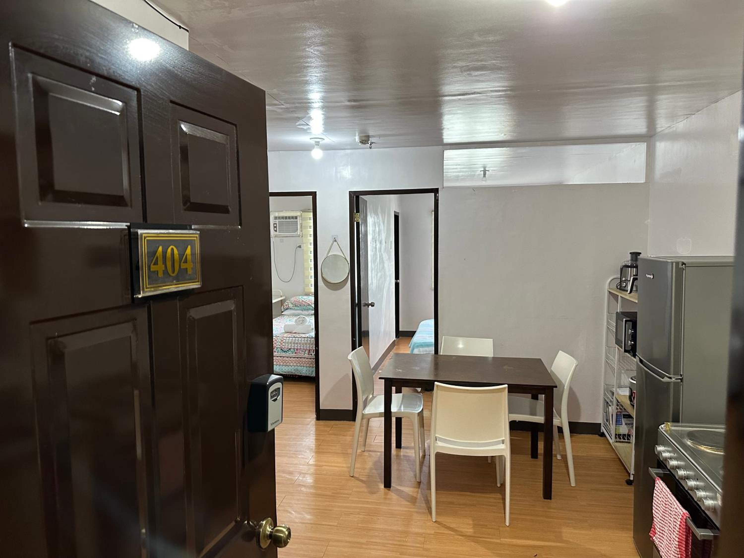 Cebu City 2 Bedroom Condo Unit-WIFI-A/C-Hot Shower (U404) view 4