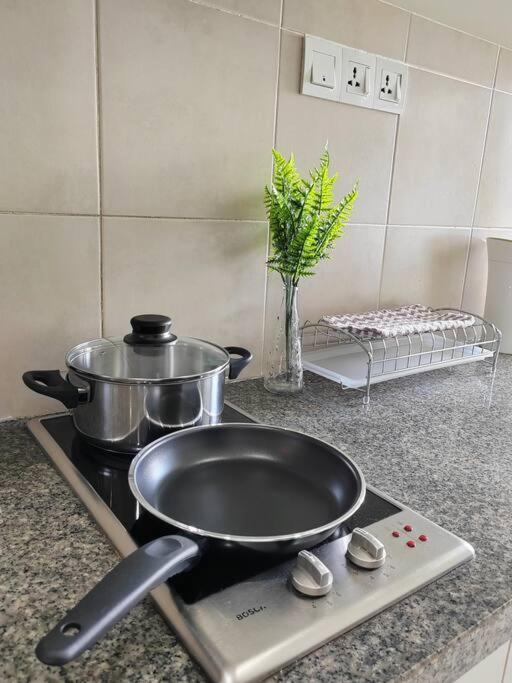 Shaftsbury 1 BR w Netflix Wi-Fi photo 6