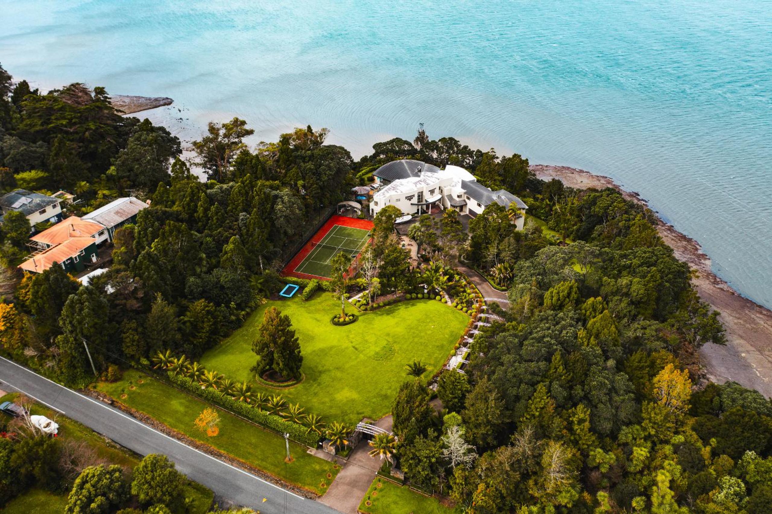 Beachside Luxury - Laingholm Holiday Apartment view 4