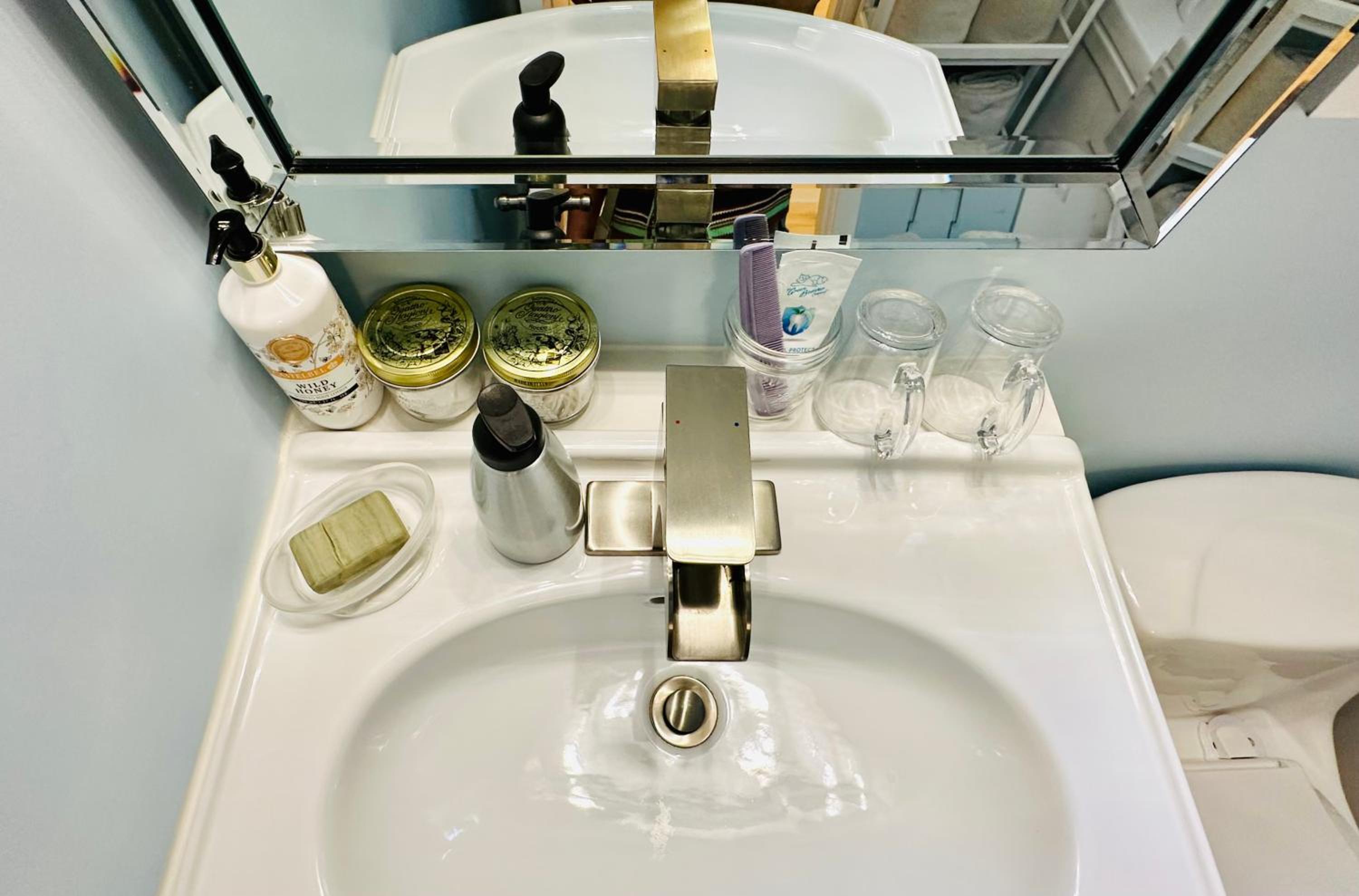 Private Guest Suite 10mins to Downtown - King Bed - Bathtub - Free Parking