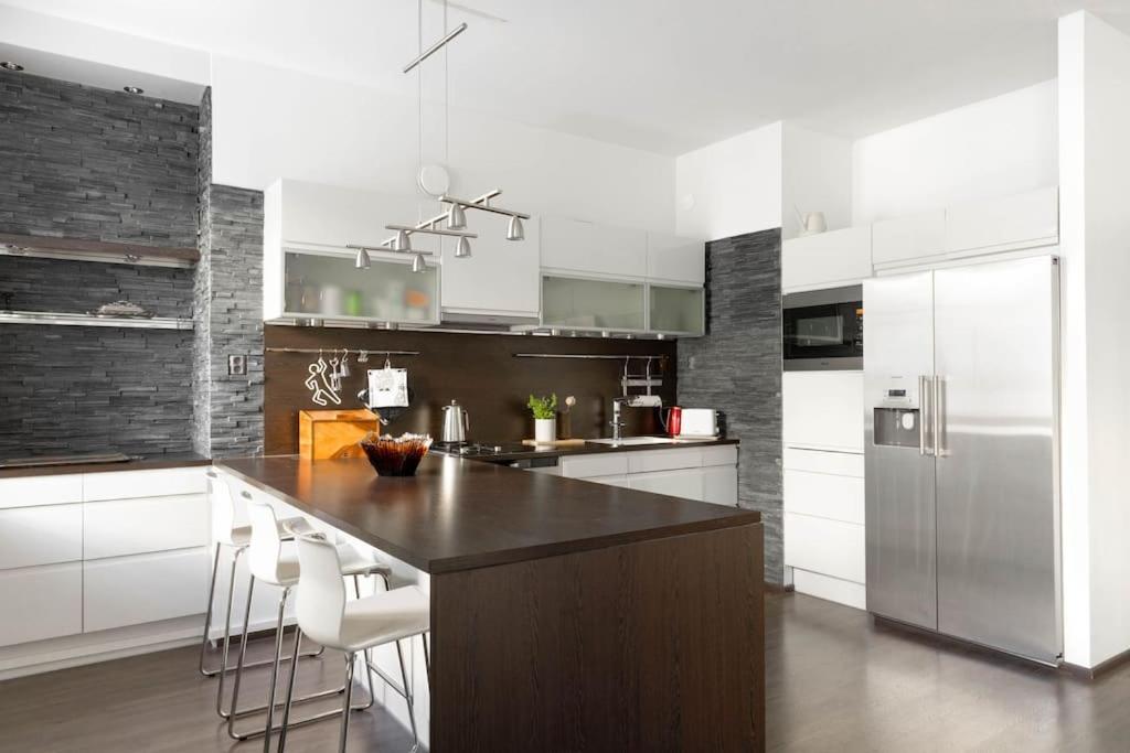 Spacious apt on Tranquil Courtyard view 2