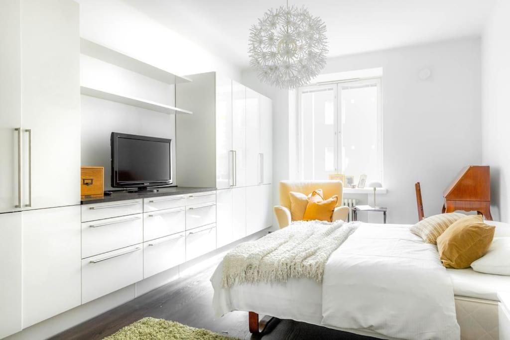 Spacious apt on Tranquil Courtyard view 5