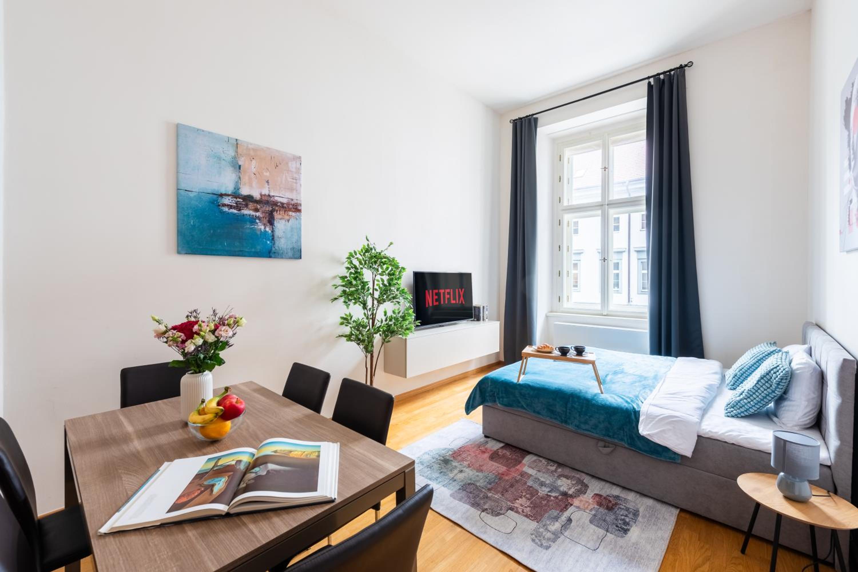 Spacious 3-bedrooms apartment near Karlin Square