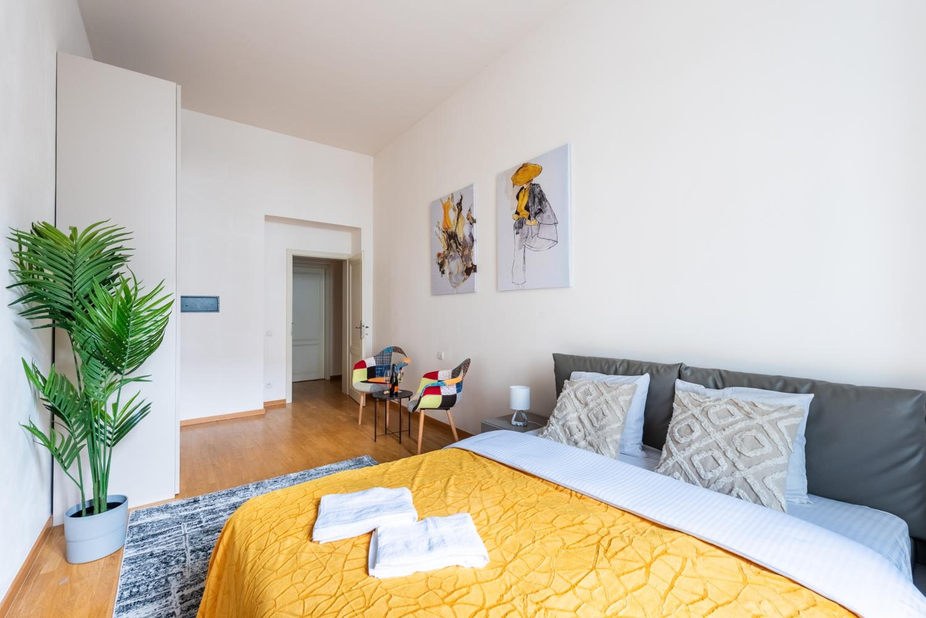 Spacious 3-bedrooms apartment near Karlin Square