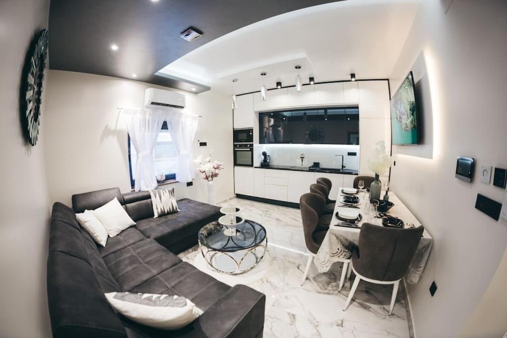Luxury Apartment & Rooms
