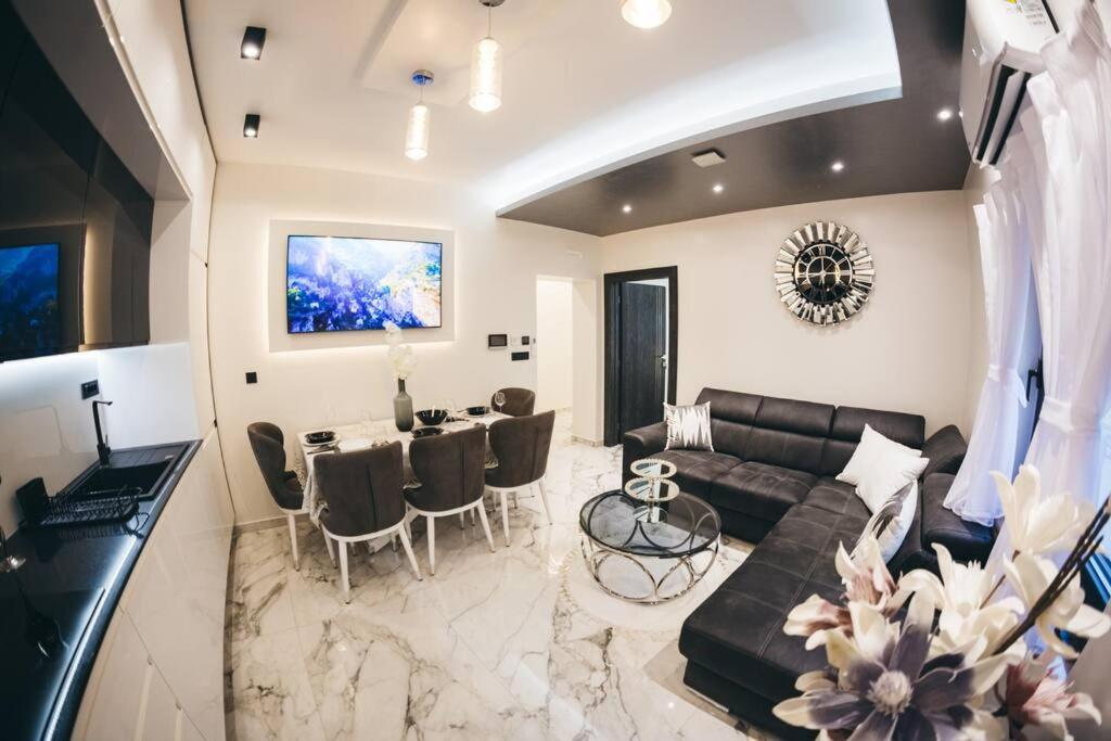 Luxury Apartment & Rooms