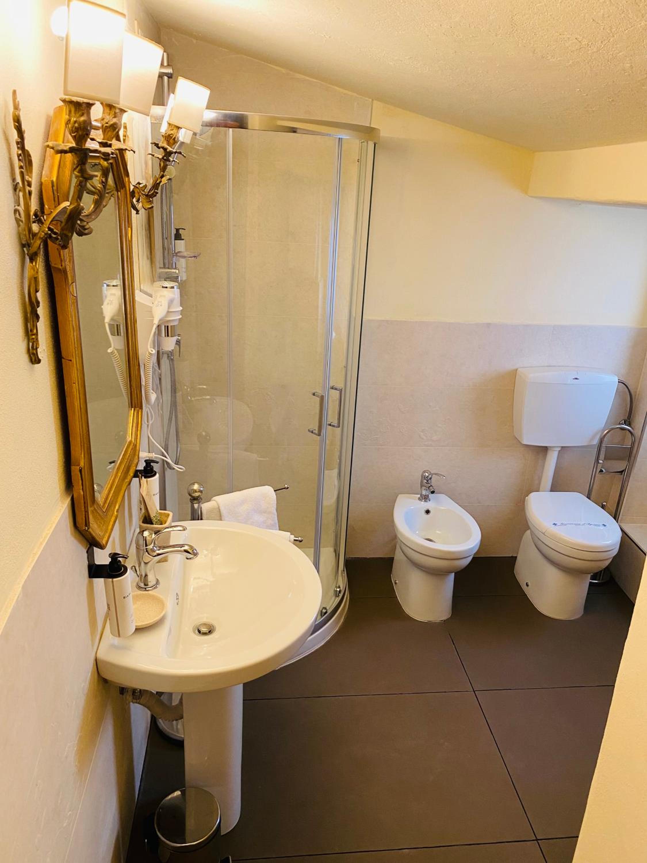 Palazzo Lari Sarzana - Historic Boutique Rooms view 5