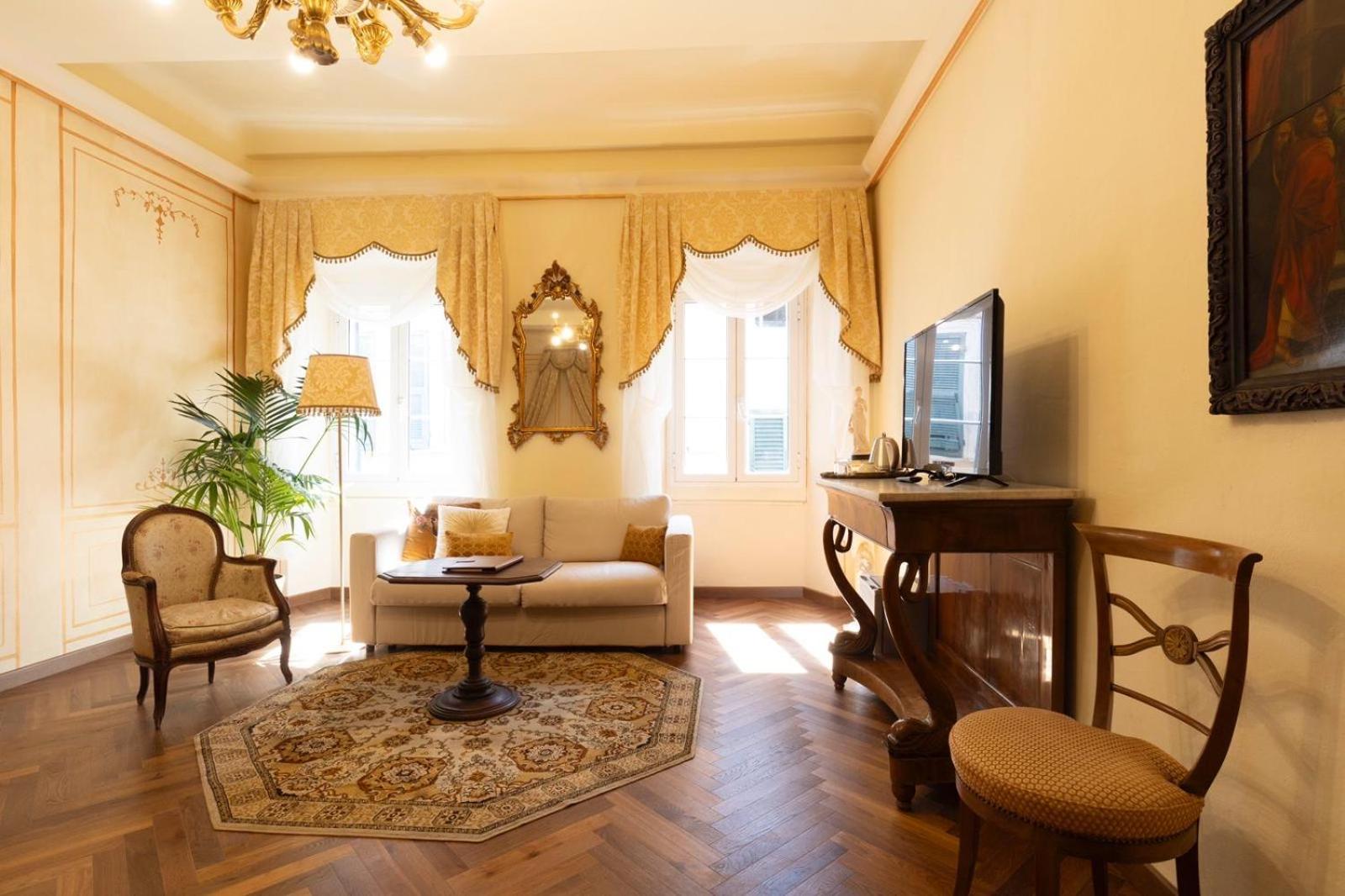 Palazzo Lari Sarzana - Historic Boutique Rooms view 3