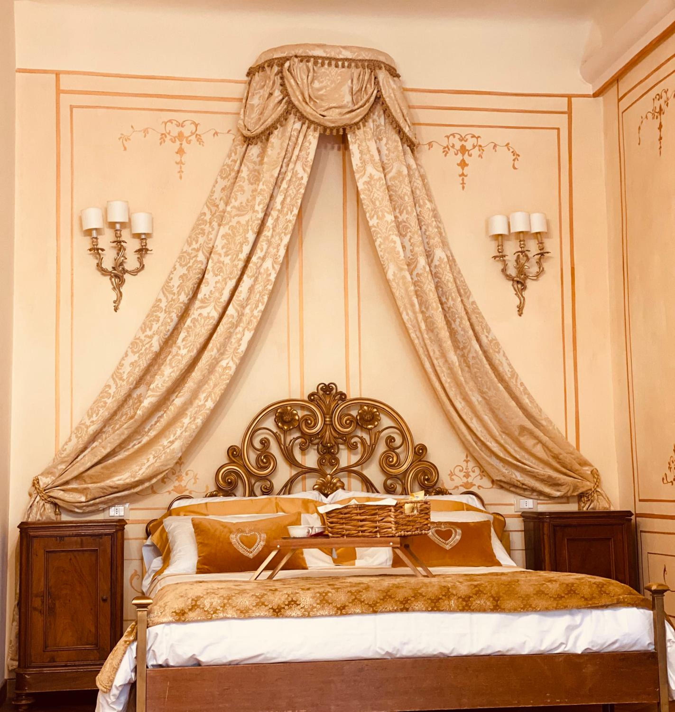Palazzo Lari Sarzana - Historic Boutique Rooms view 2