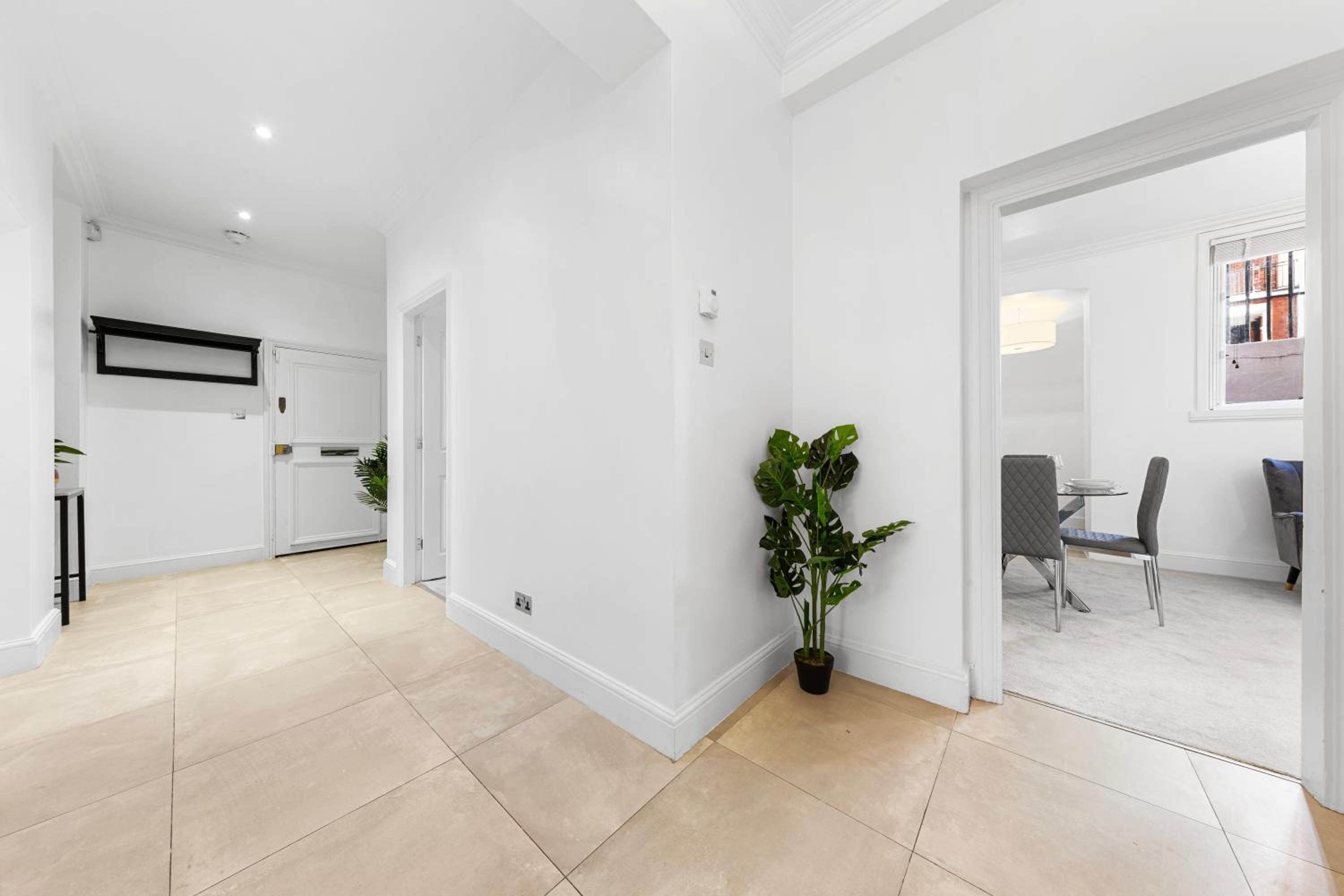 Harrods 2 Bed Lux Flat w/patio