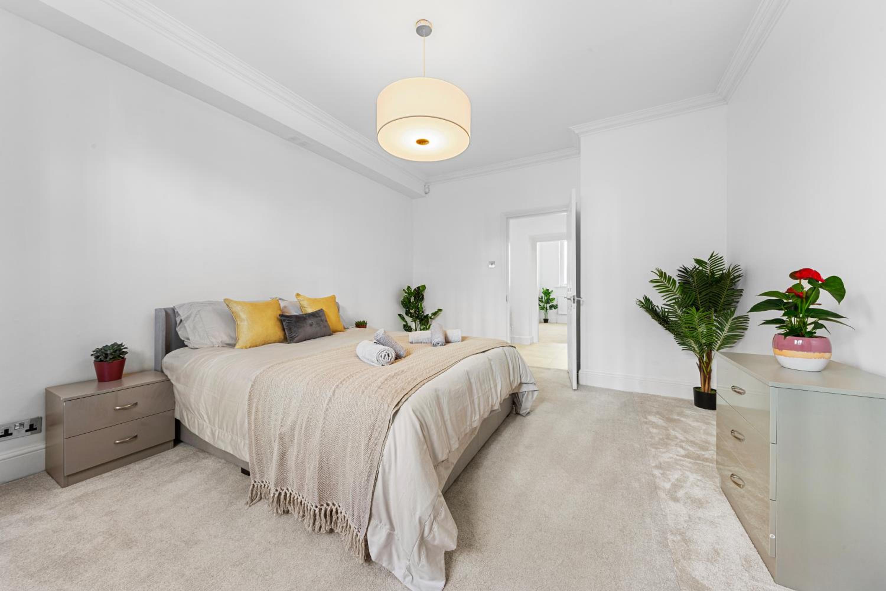 Harrods 2 Bed Lux Flat w/patio
