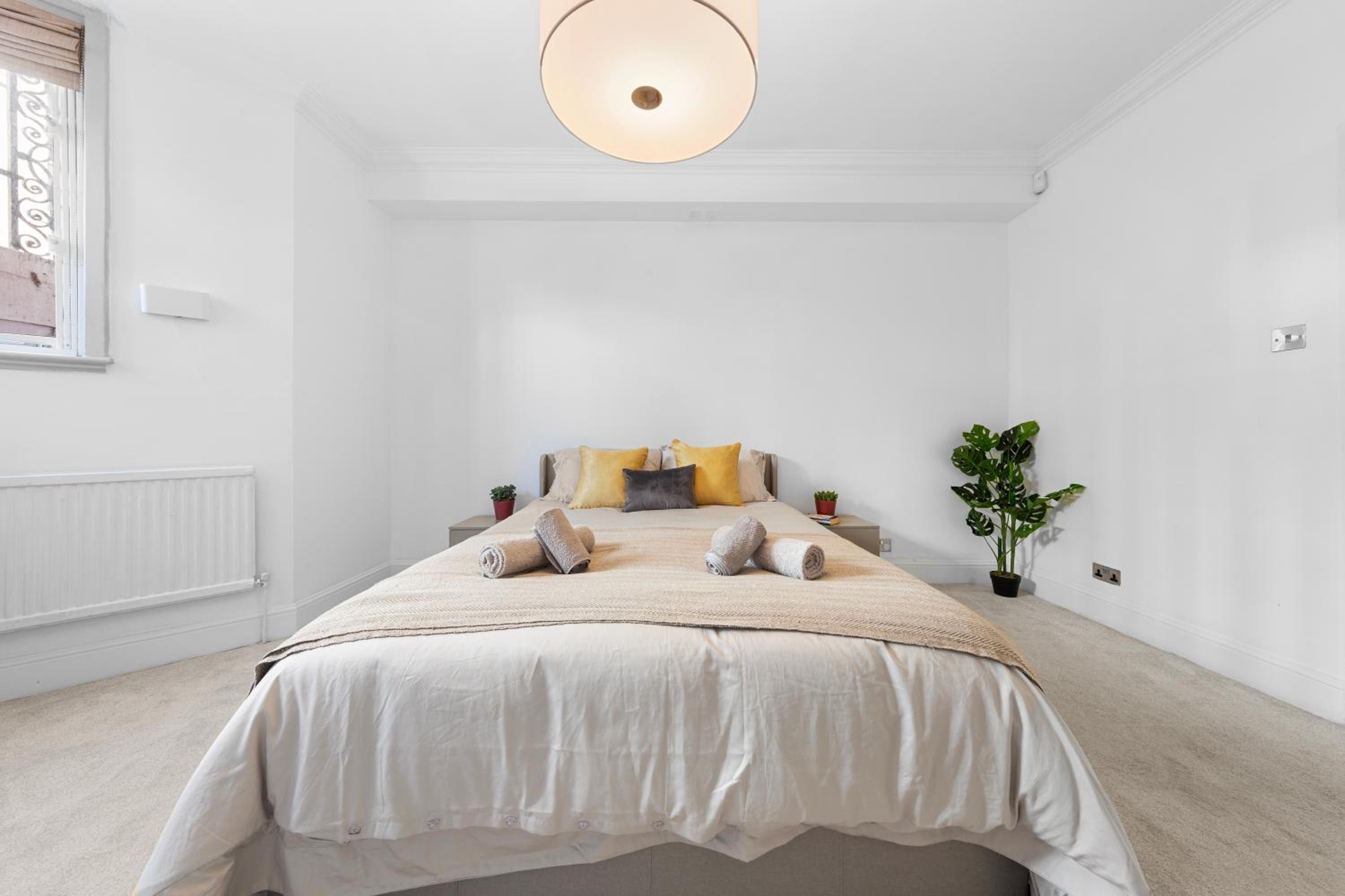 Harrods 2 Bed Lux Flat w/patio