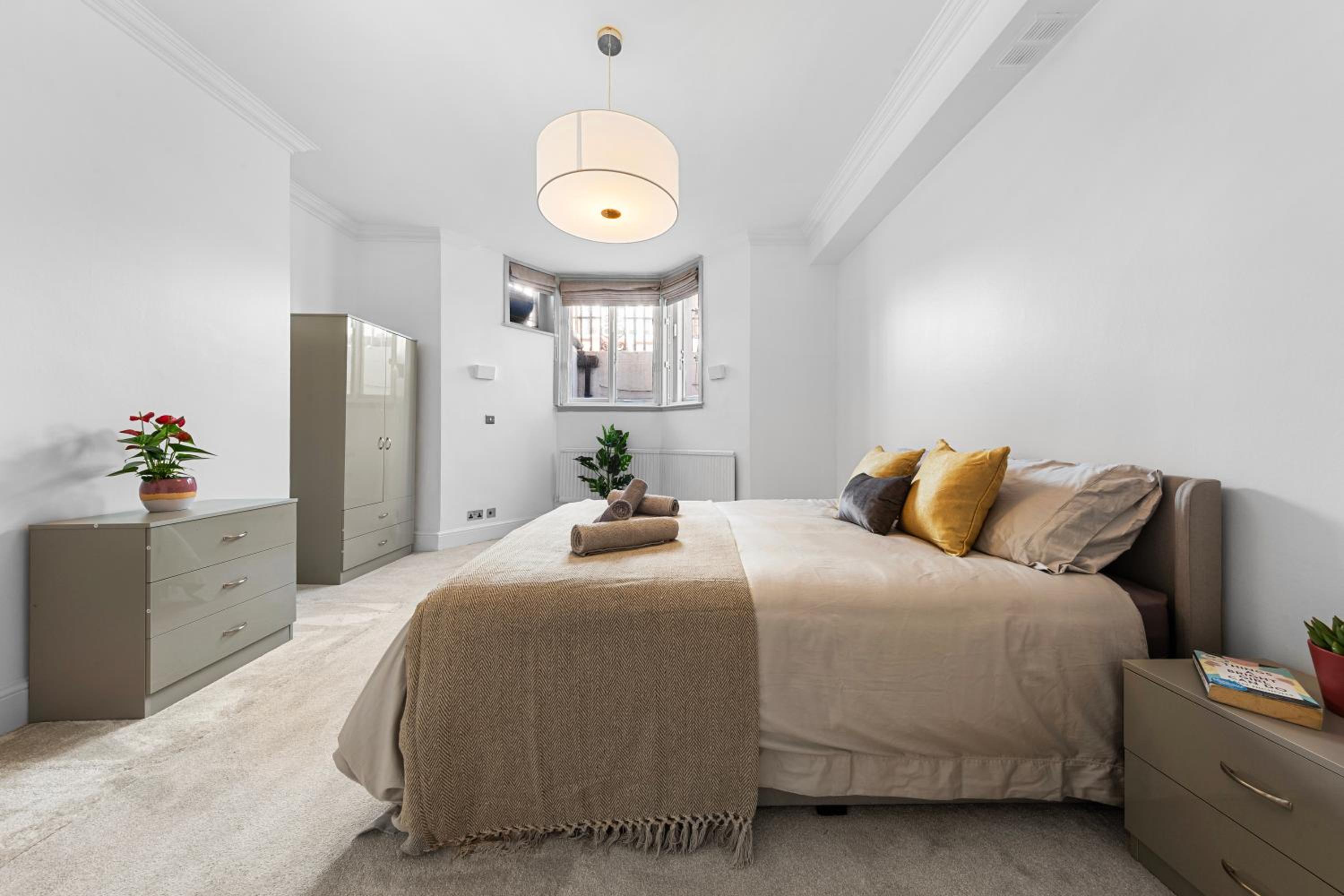 Harrods 2 Bed Lux Flat w/patio