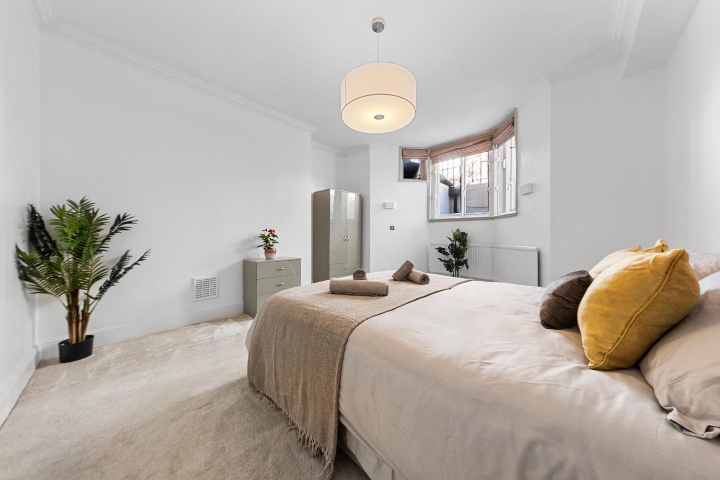 Harrods 2 Bed Lux Flat w/patio