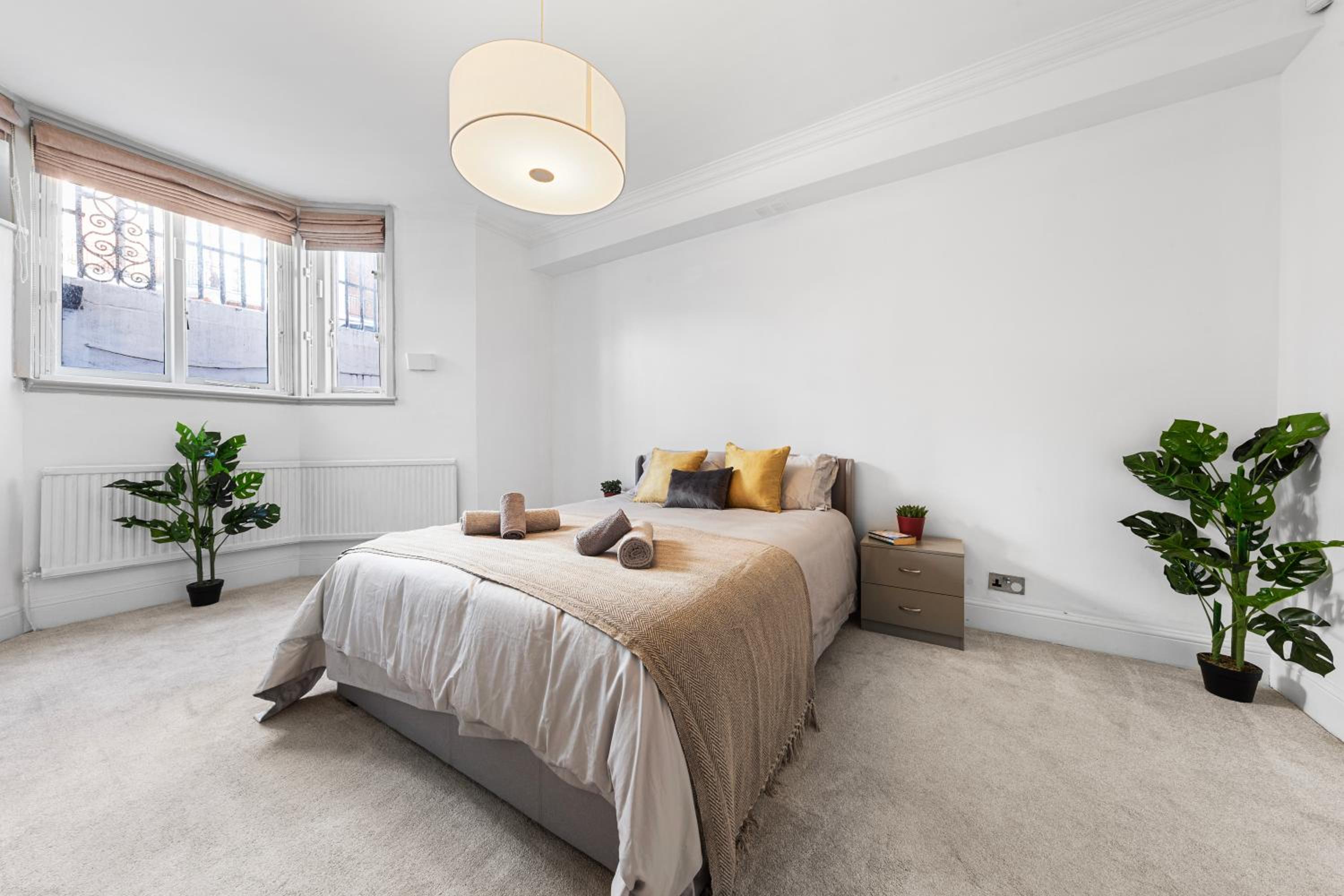 Harrods 2 Bed Lux Flat w/patio