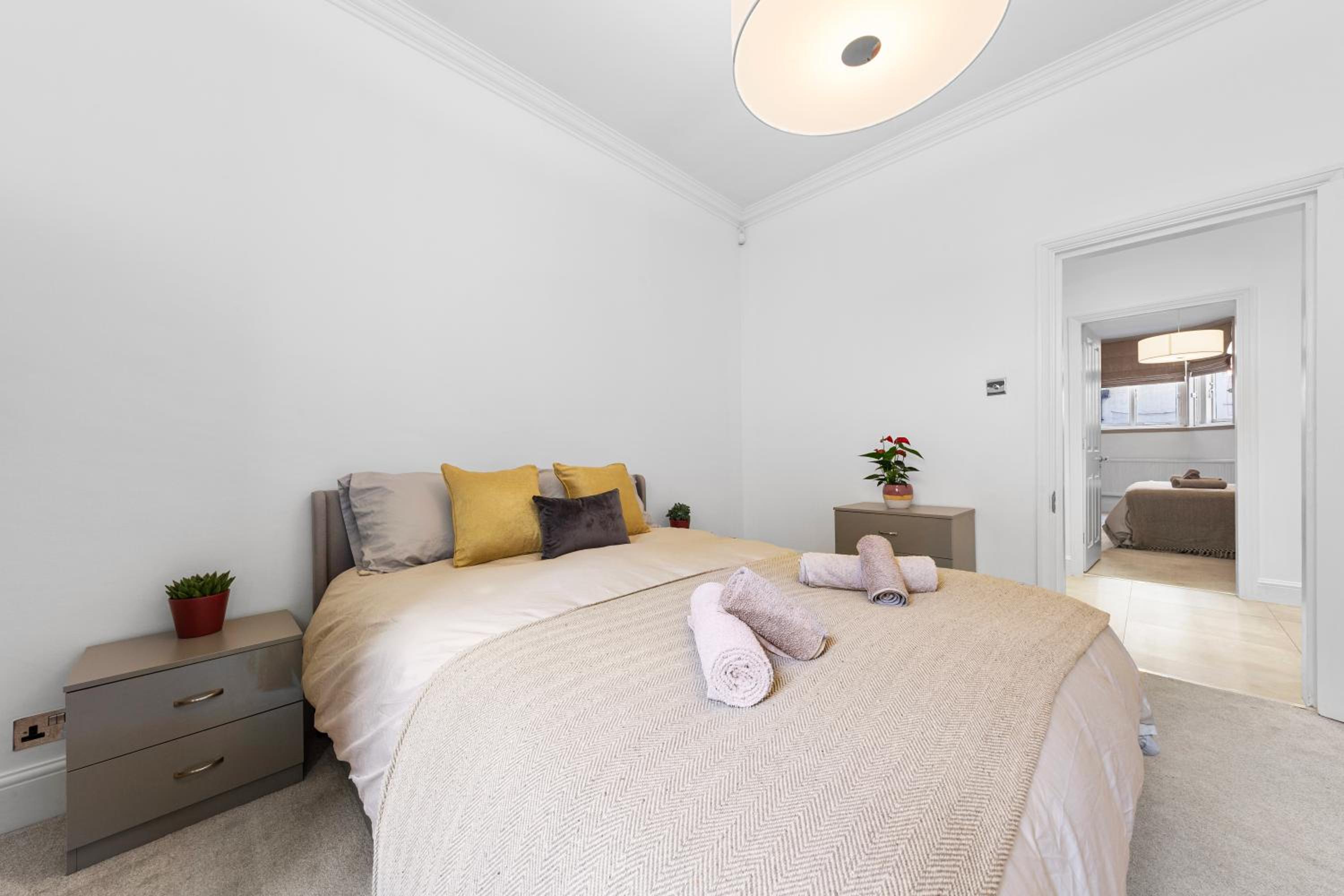 Harrods 2 Bed Lux Flat w/patio