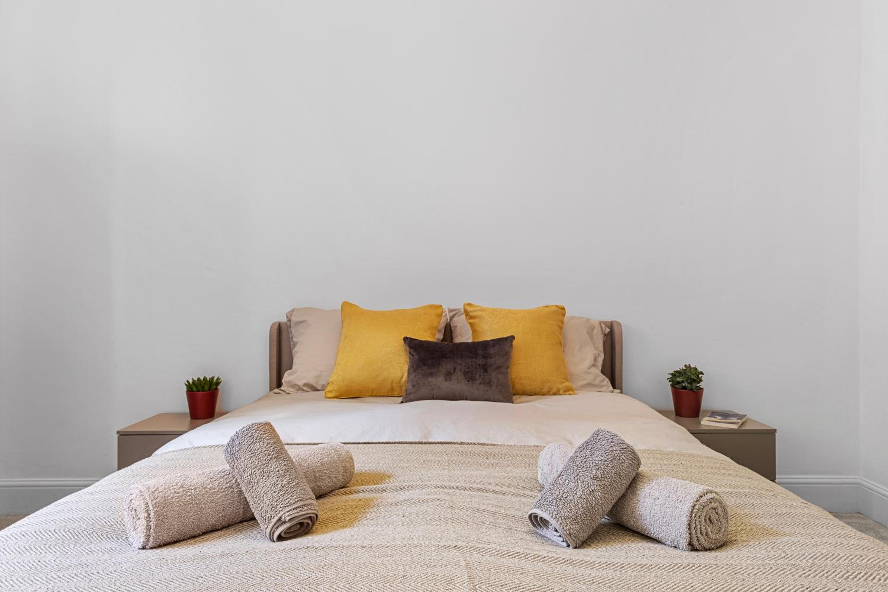 Harrods 2 Bed Lux Flat w/patio