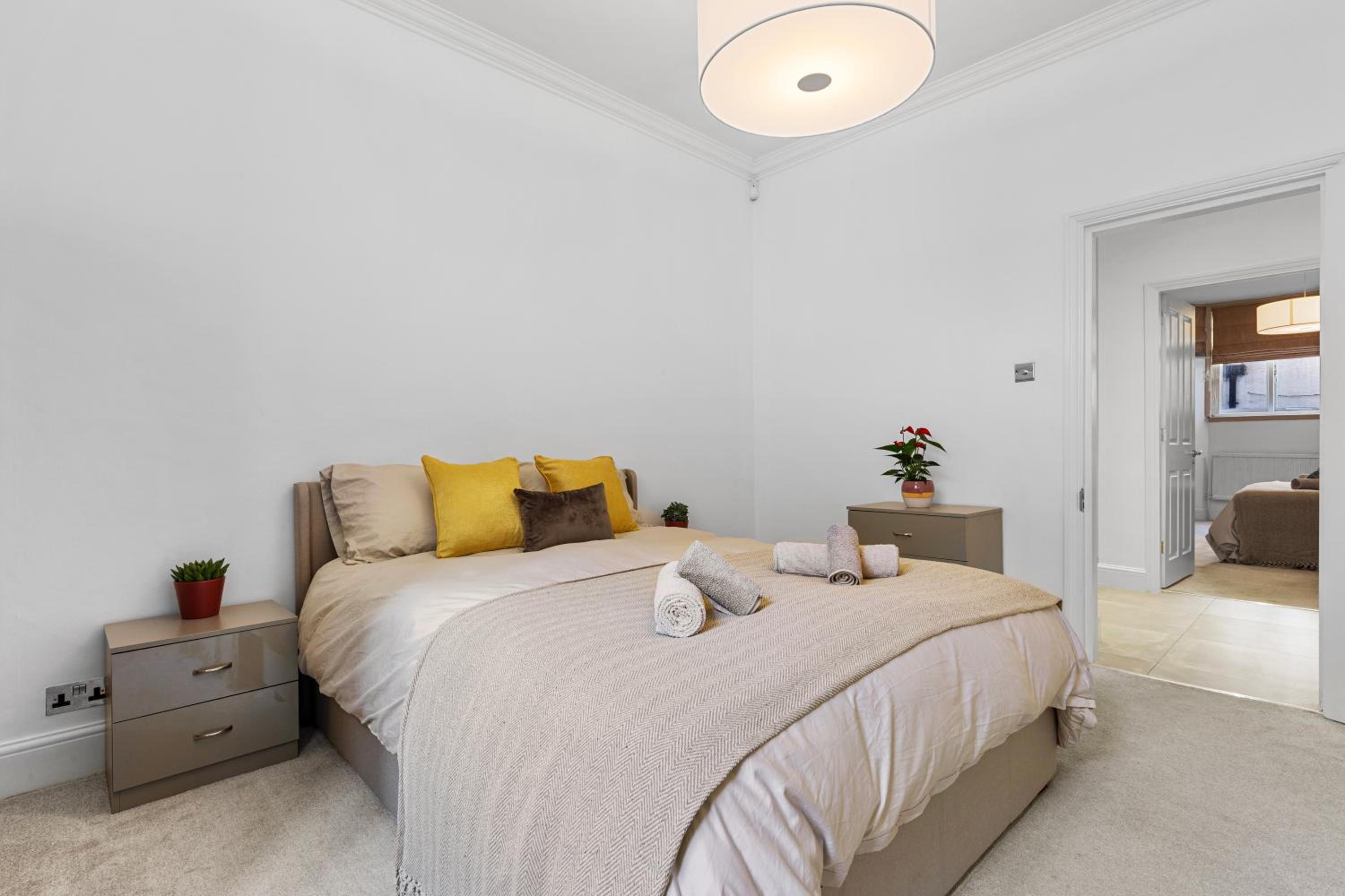 Harrods 2 Bed Lux Flat w/patio
