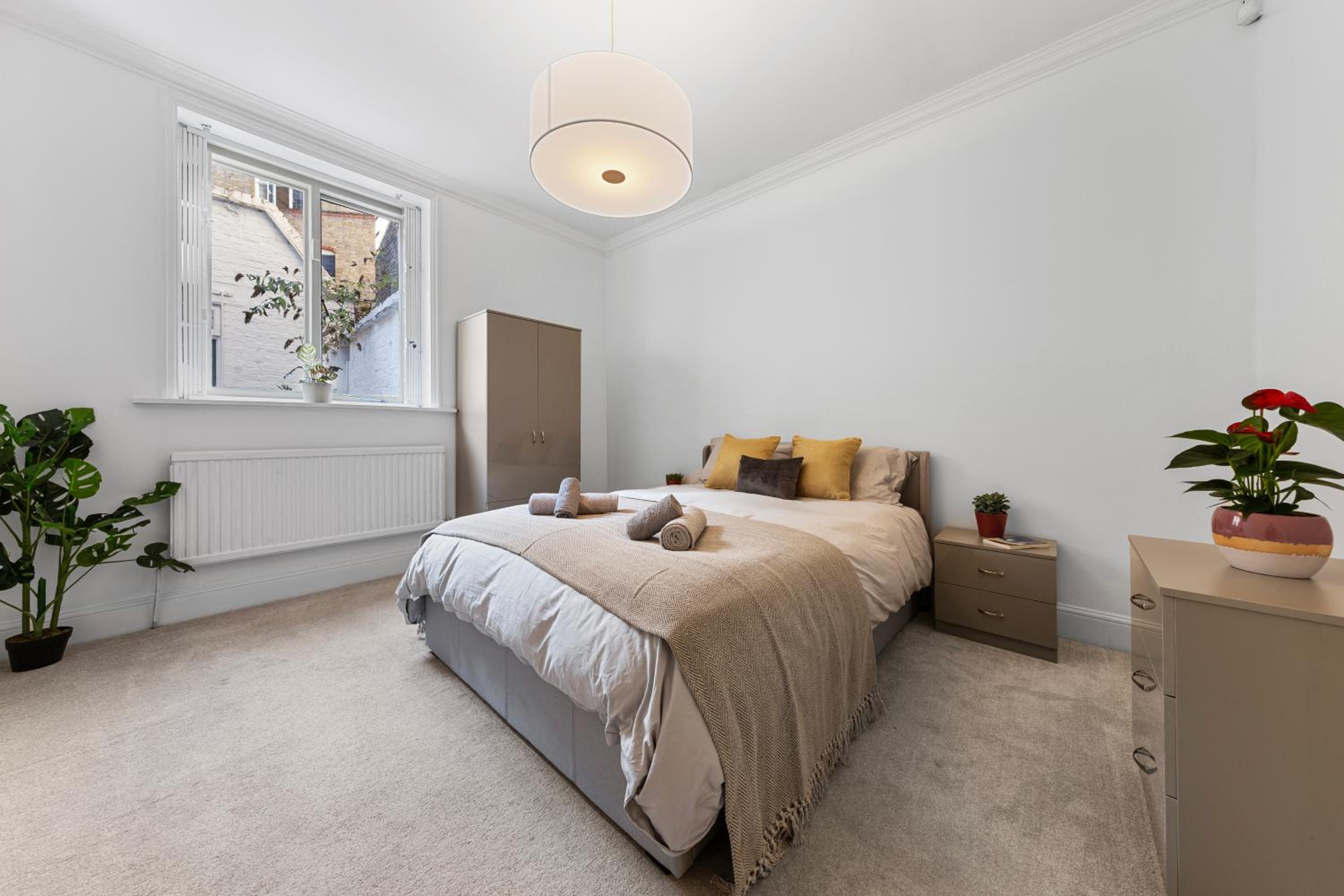Harrods 2 Bed Lux Flat w/patio