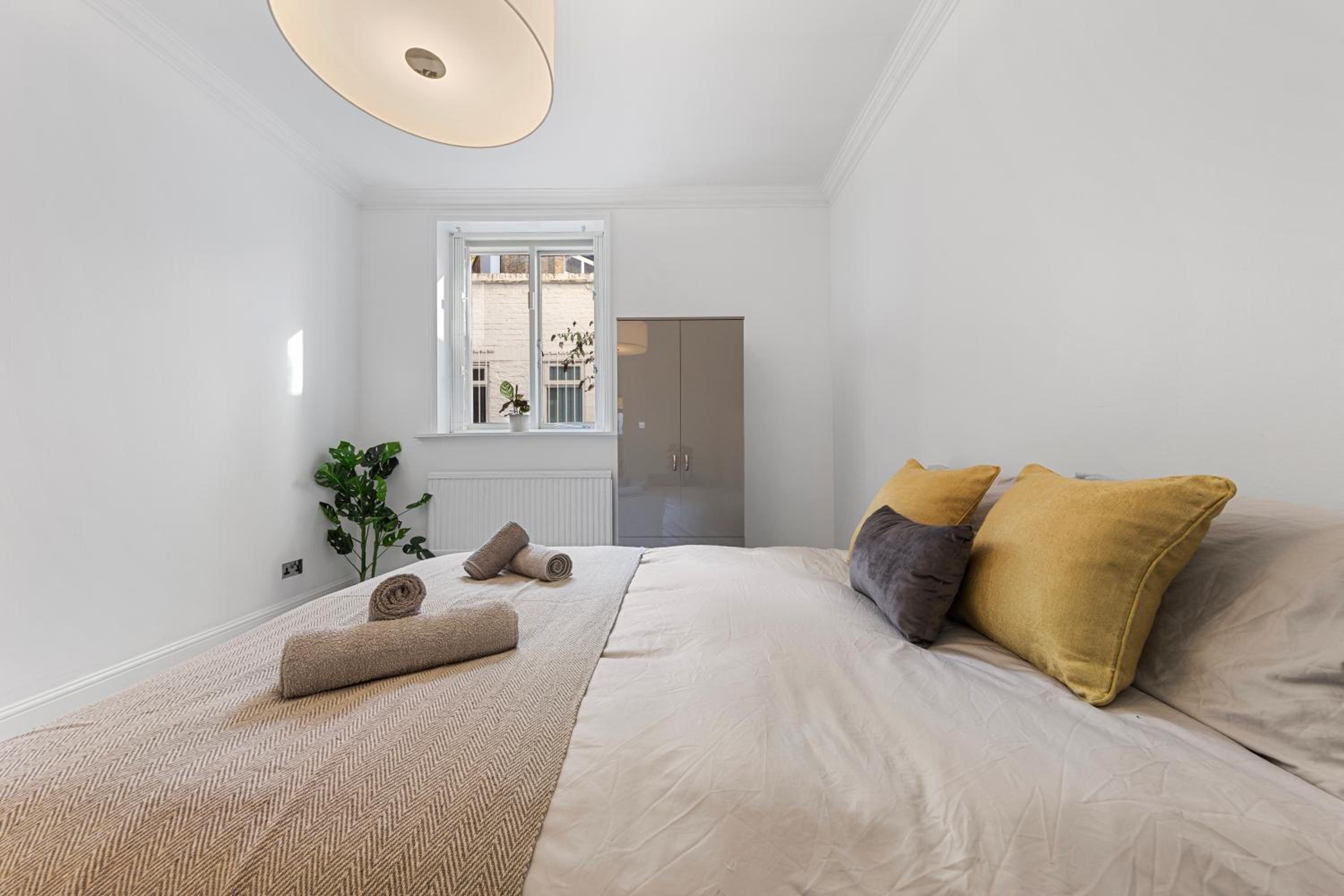 Harrods 2 Bed Lux Flat w/patio