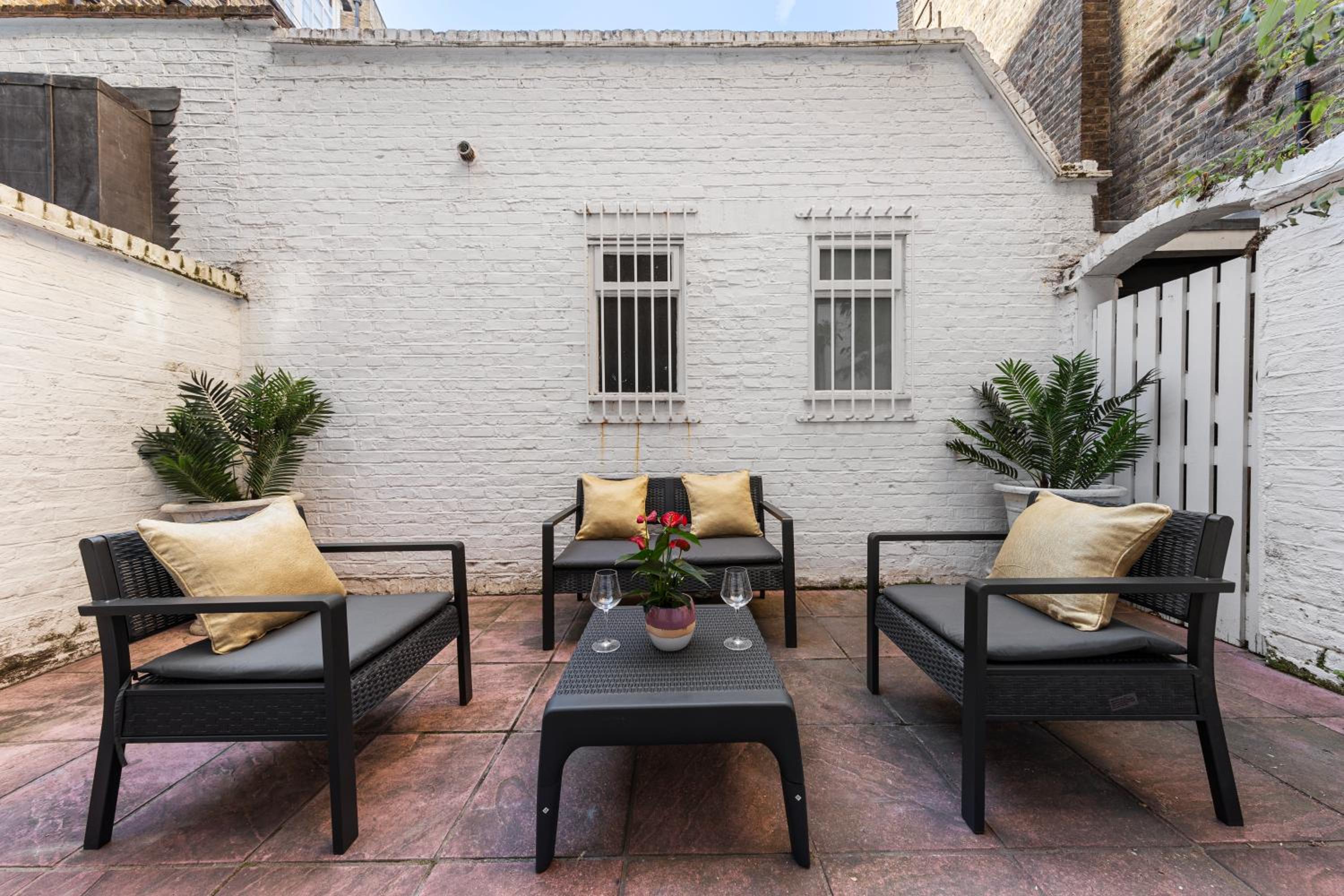 Harrods 2 Bed Lux Flat w/patio