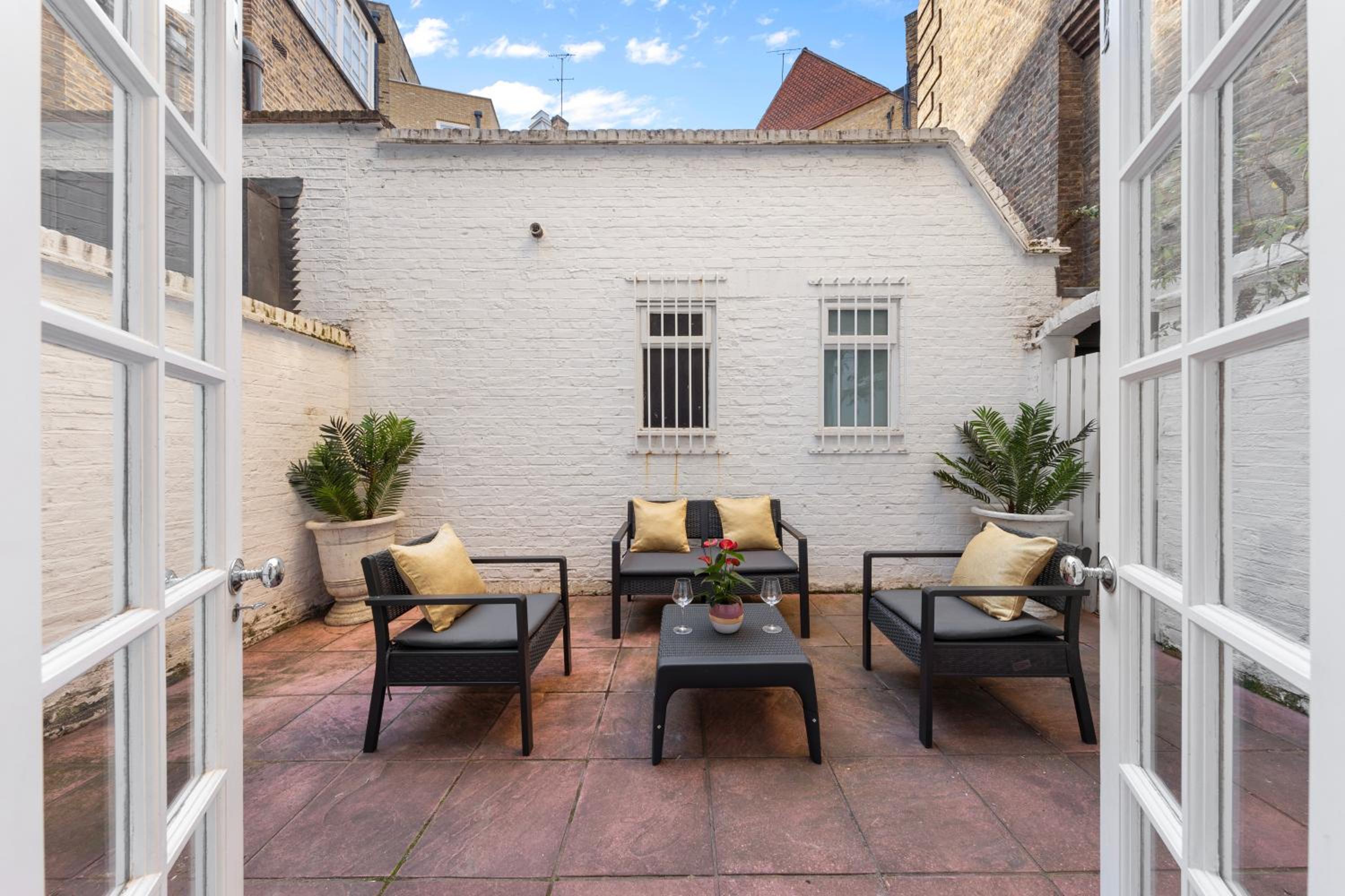 Harrods 2 Bed Lux Flat w/patio