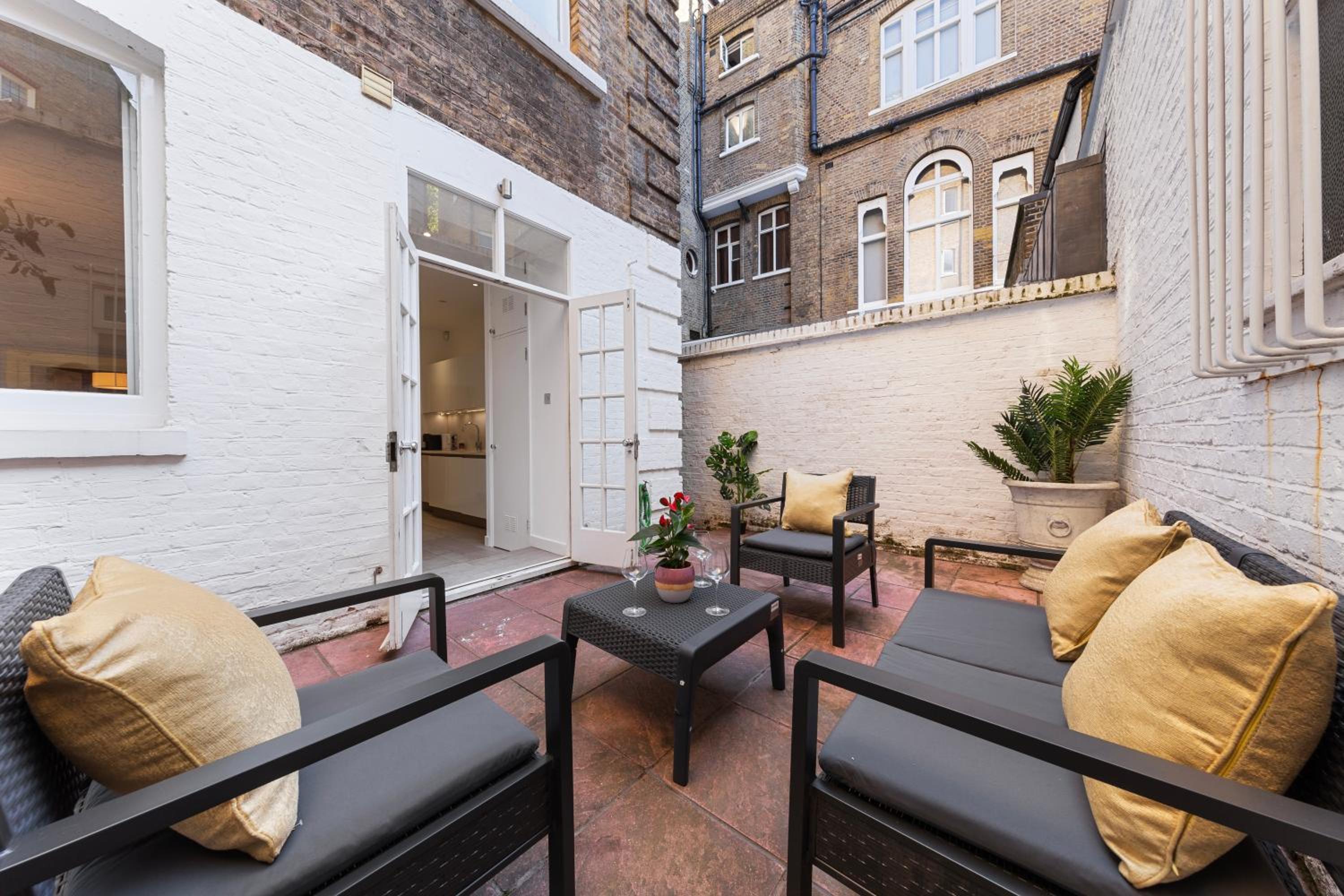 Harrods 2 Bed Lux Flat w/patio