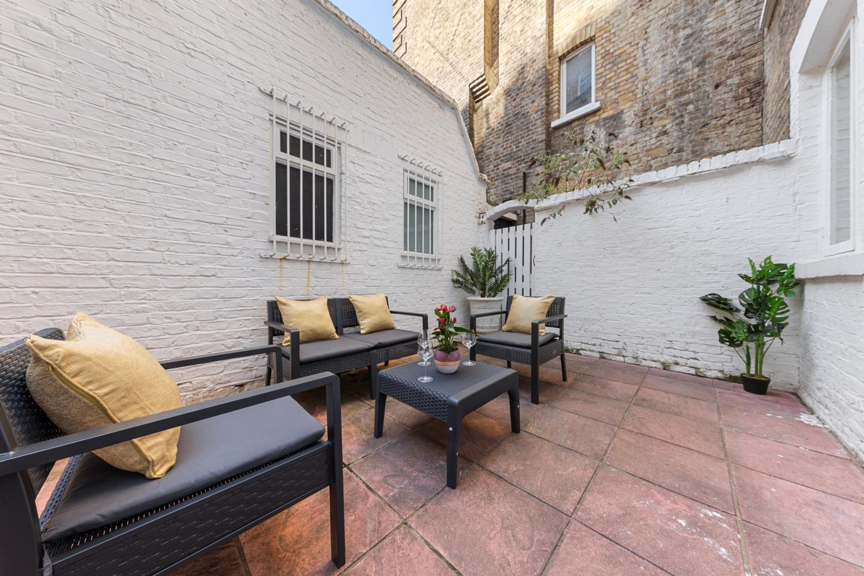 Harrods 2 Bed Lux Flat w/patio
