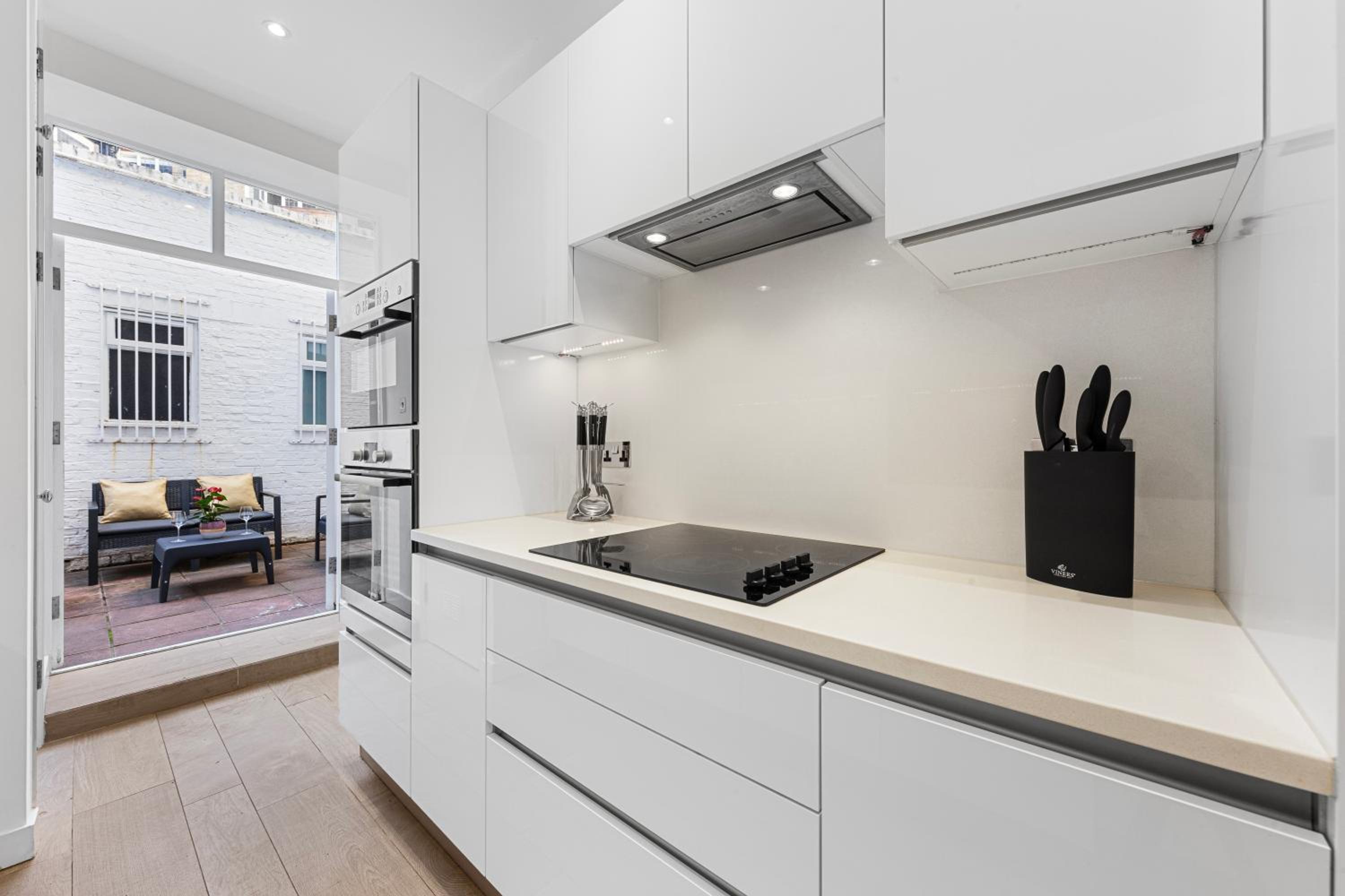 Harrods 2 Bed Lux Flat w/patio