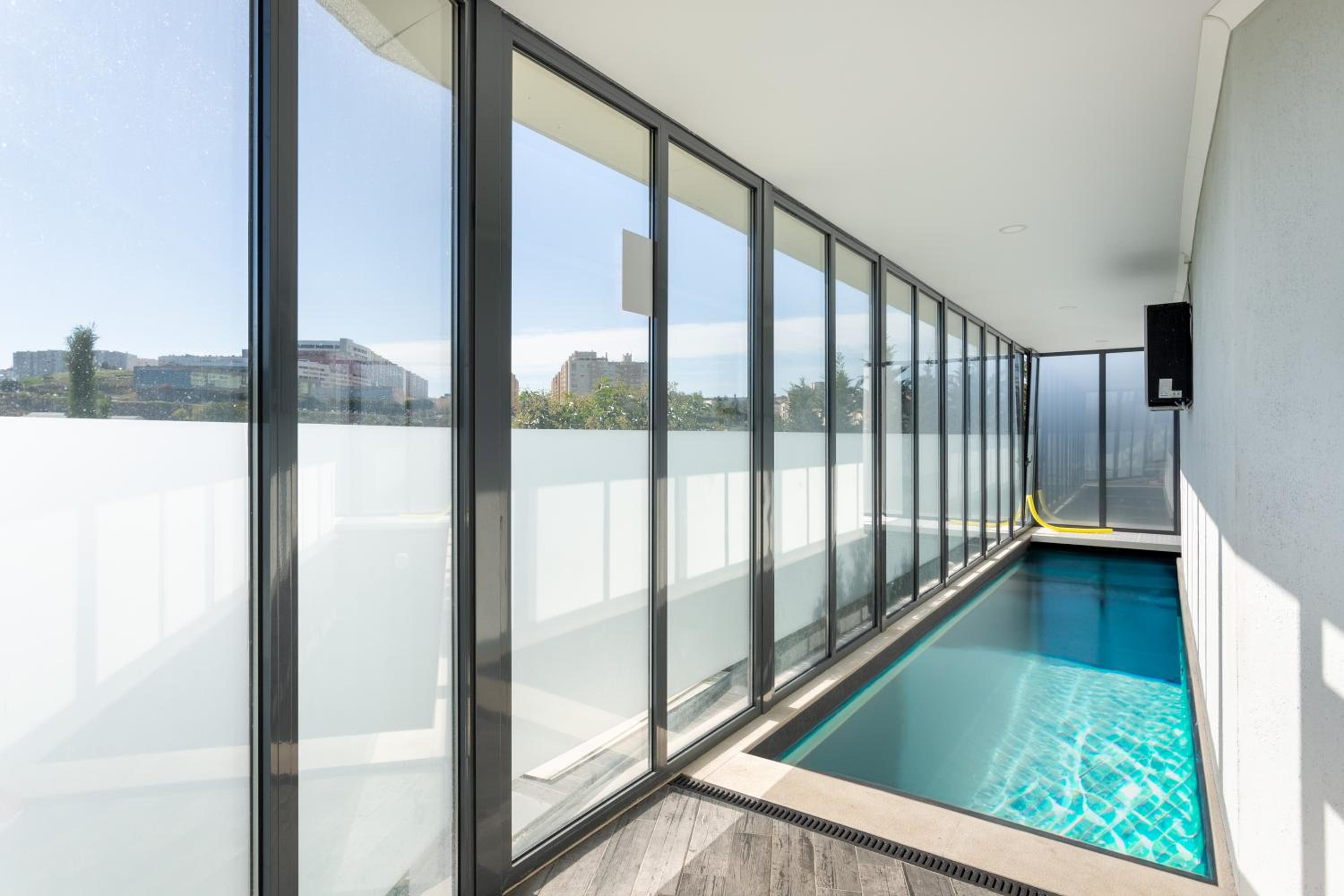 JOIVY Elegant villa w dual pools in Carnaxide