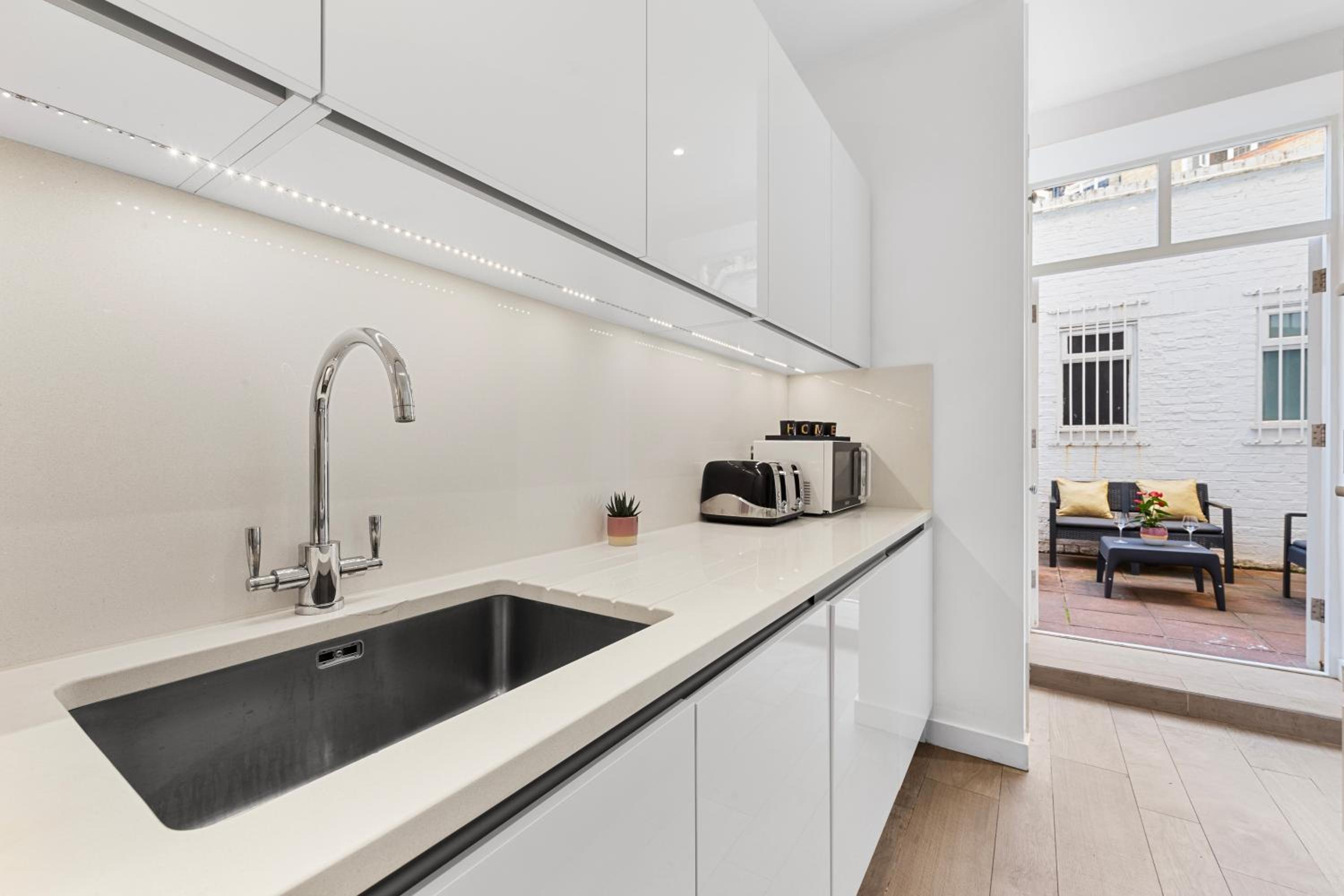 Harrods 2 Bed Lux Flat w/patio